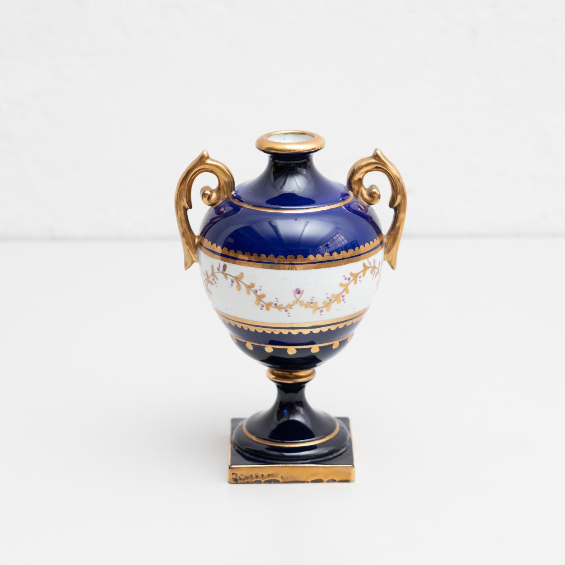Jarrón Español de Estilo Serventesio de Finales del Siglo XIX Porcelana en venta