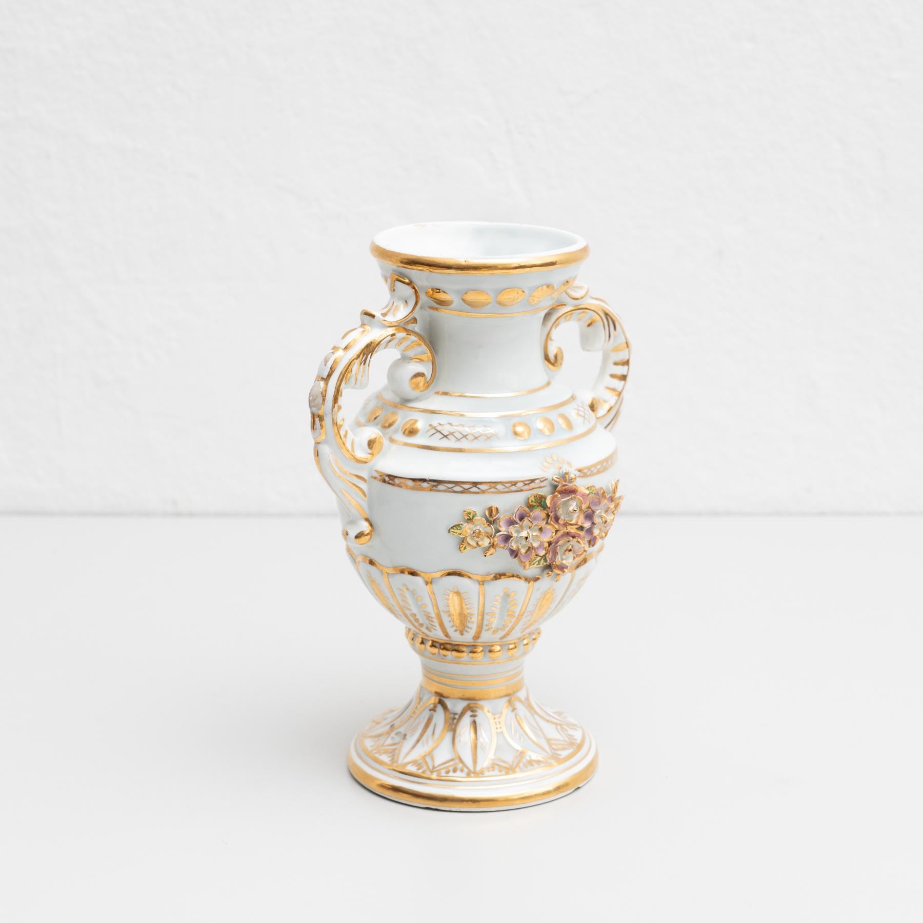 Late 19th Century Spanish Serves Style Vase In Good Condition In Barcelona, Barcelona