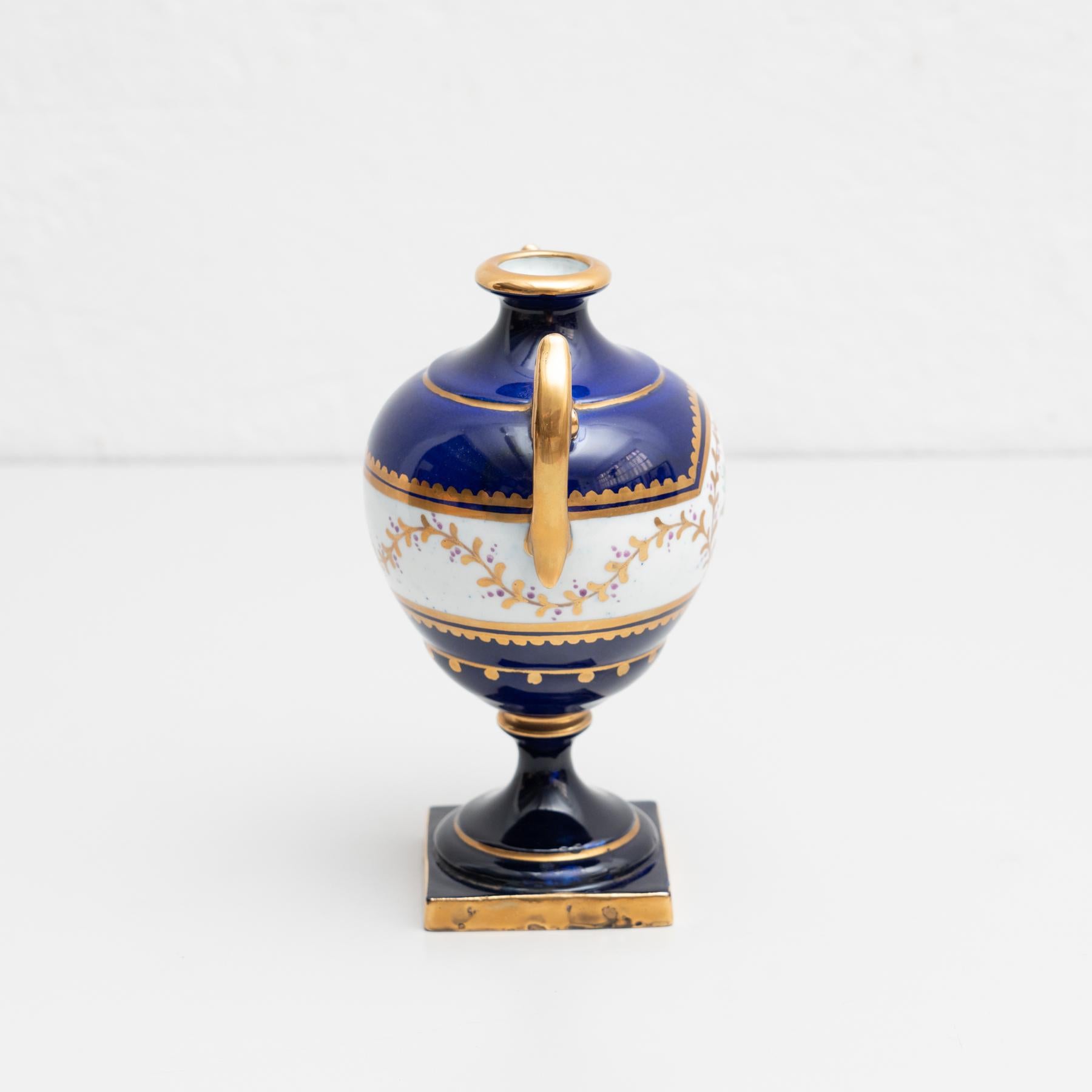 Late 19th Century Spanish Serves Style Vase In Good Condition For Sale In Barcelona, Barcelona