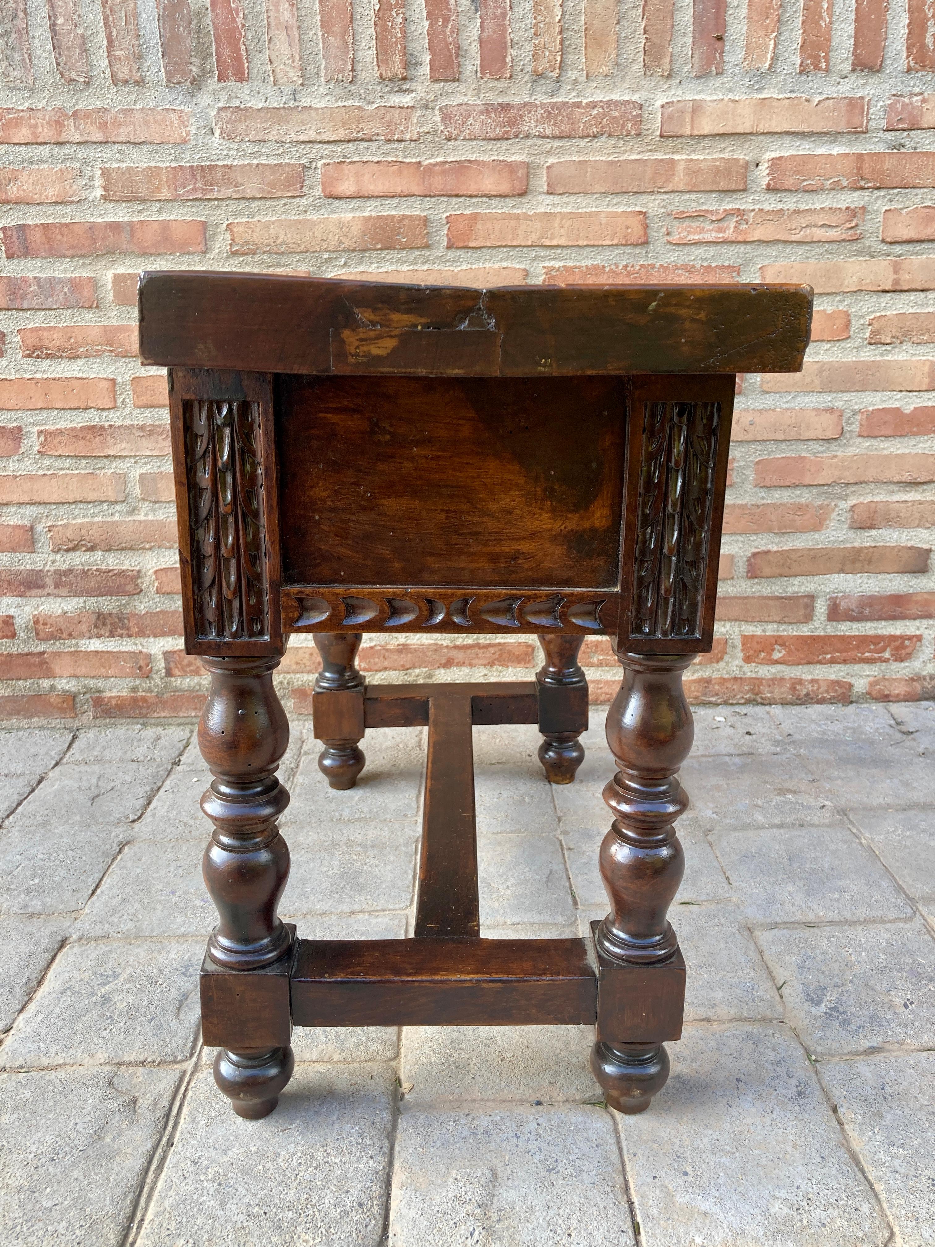 Late 19th Century Spanish Walnut Side Table In Good Condition For Sale In Miami, FL