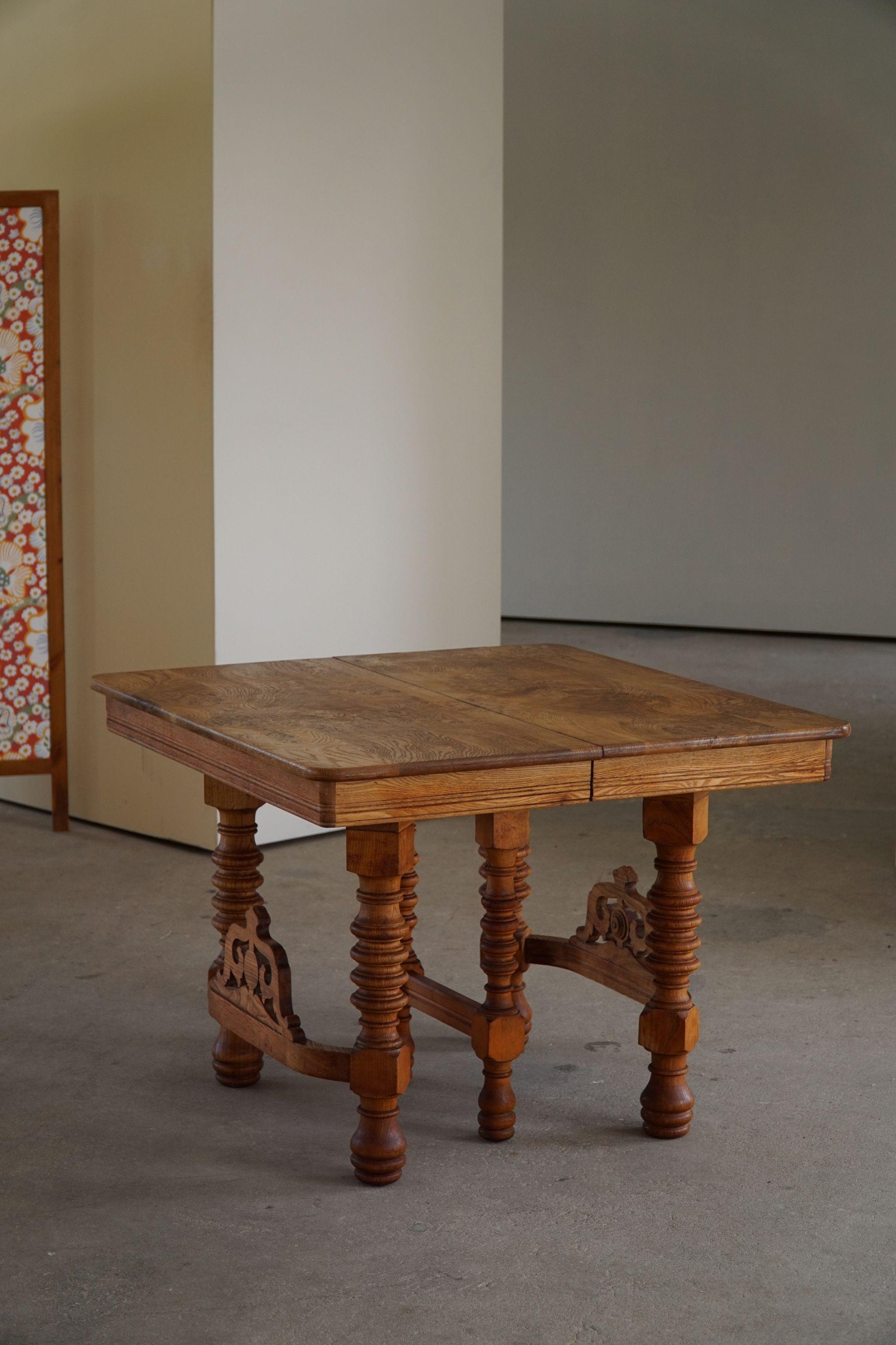 Wunderschöner barocker Esstisch / Schreibtisch aus massiver Eiche. Ende des 19. Jahrhunderts von einem dänischen Kunsttischler in feiner Handarbeit gefertigt. Dekorative dekadente Schnitzereien. 

Dieser schöne Tisch passt zu vielen