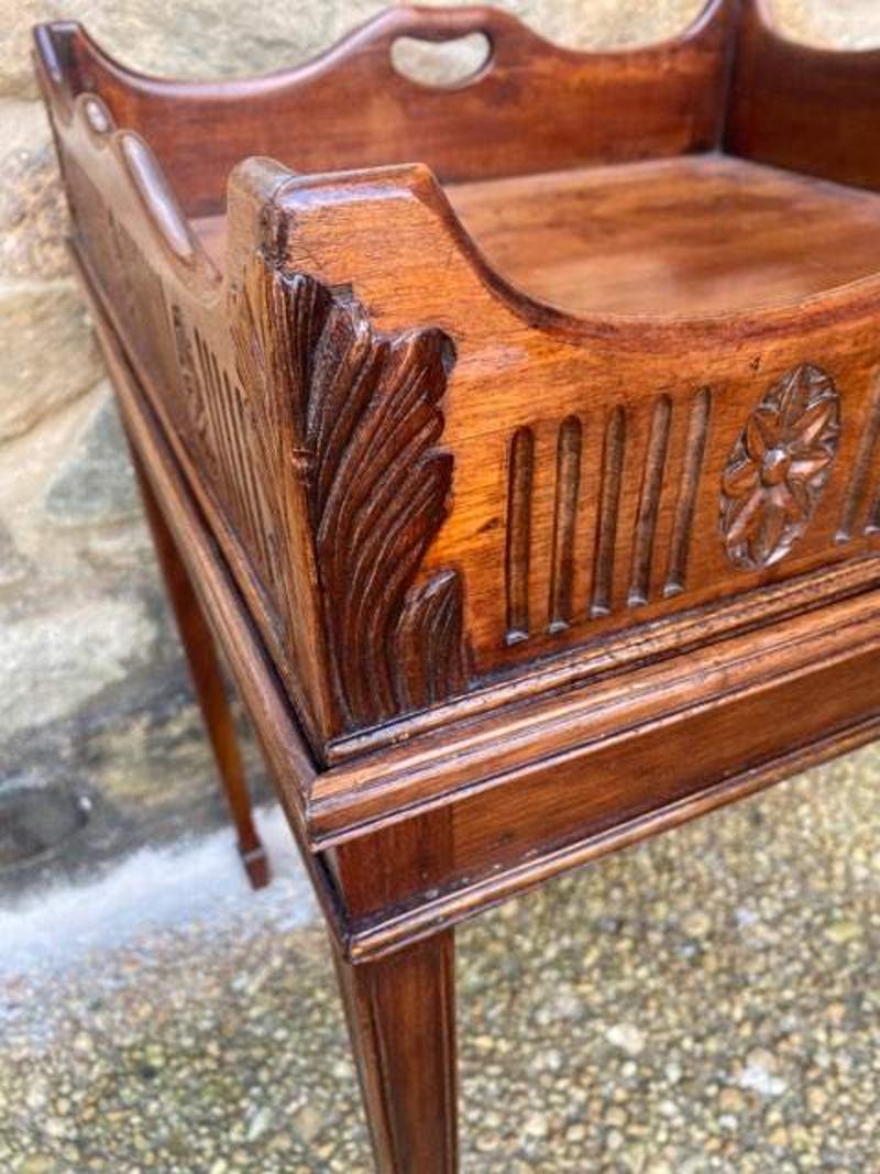 Quadratischer Holz-Tabletttisch des späten 19. Jahrhunderts mit abnehmbarem Tablett im Zustand „Gut“ im Angebot in Middleburg, VA