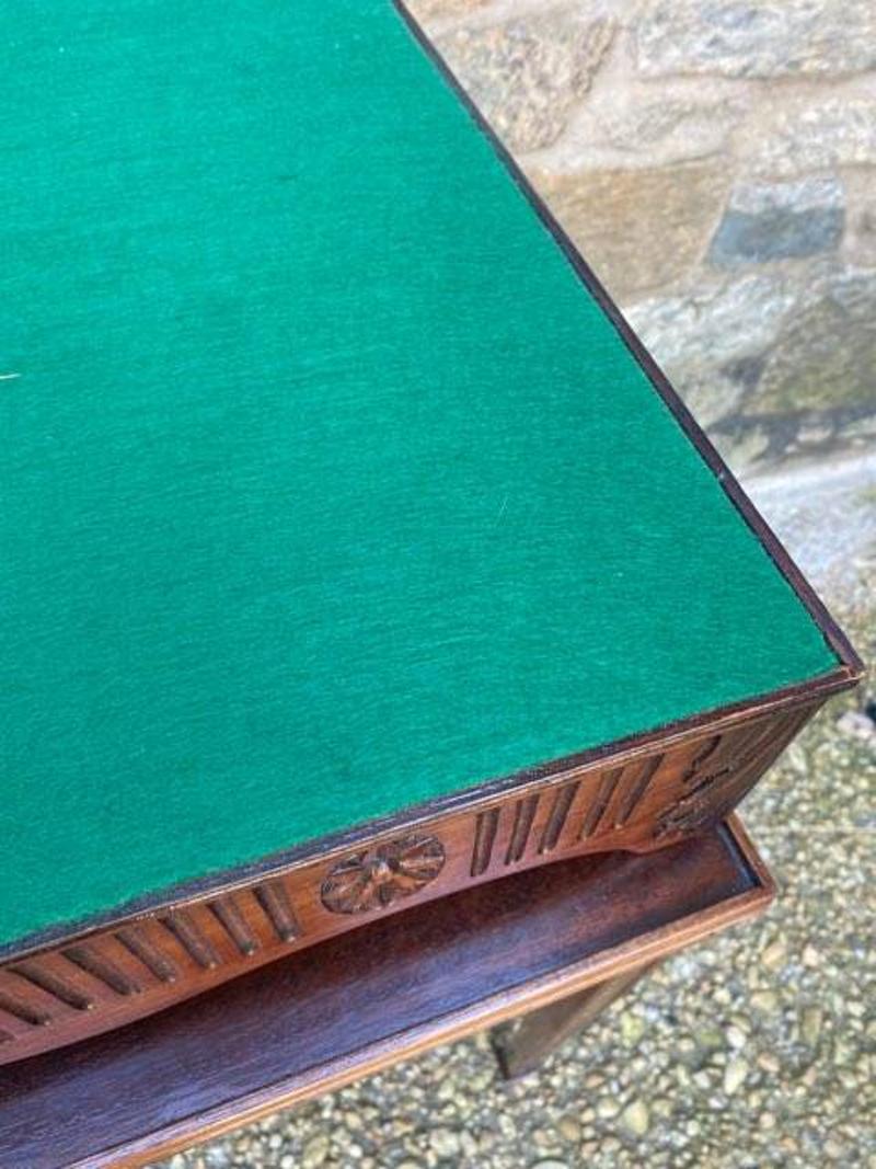 Quadratischer Holz-Tabletttisch des späten 19. Jahrhunderts mit abnehmbarem Tablett im Angebot 3
