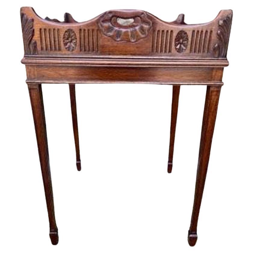 Quadratischer Holz-Tabletttisch des späten 19. Jahrhunderts mit abnehmbarem Tablett im Angebot