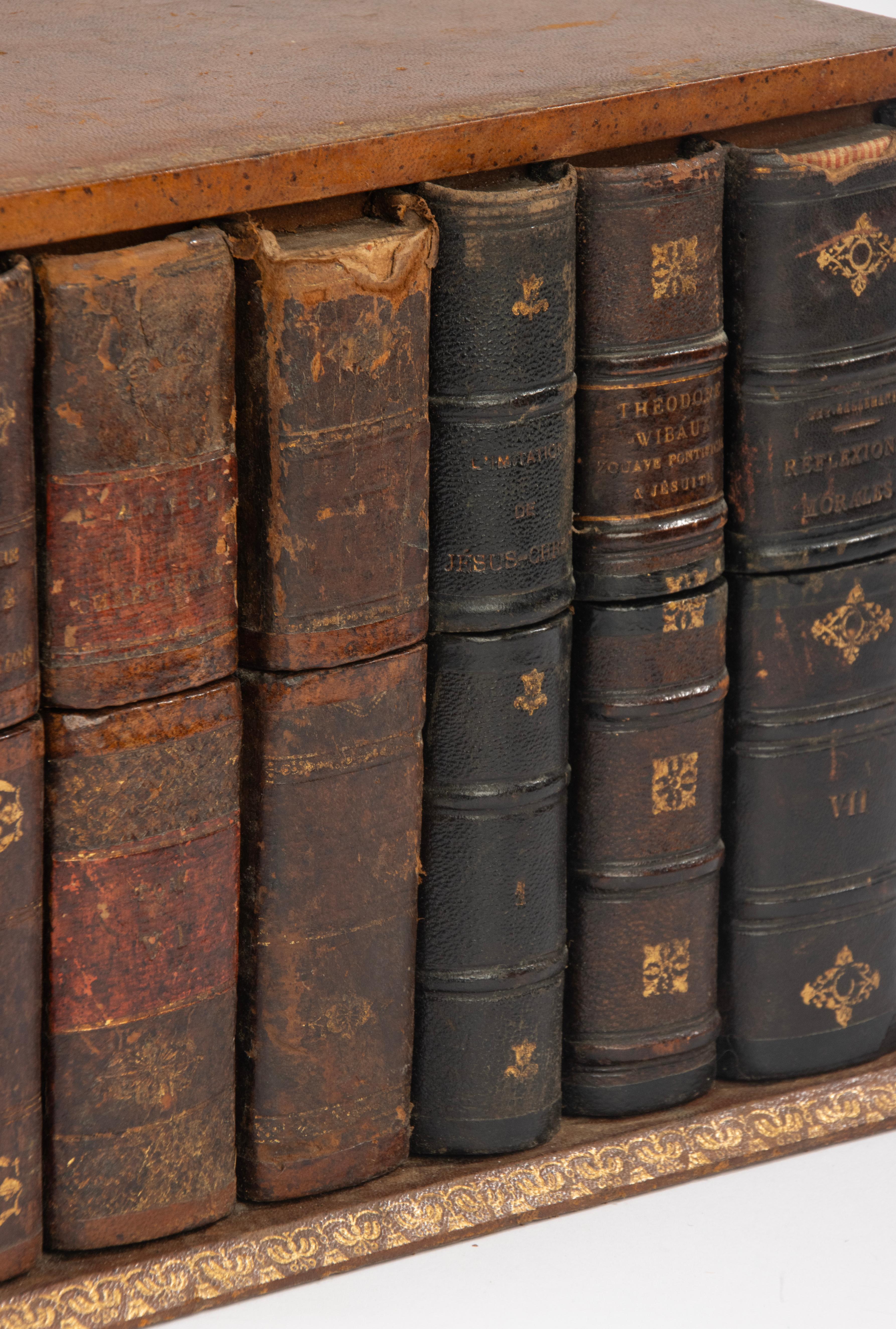 Late 19th Century Stationery Box - France - Leather Bound Trompe-l’œil Book Form en vente 3