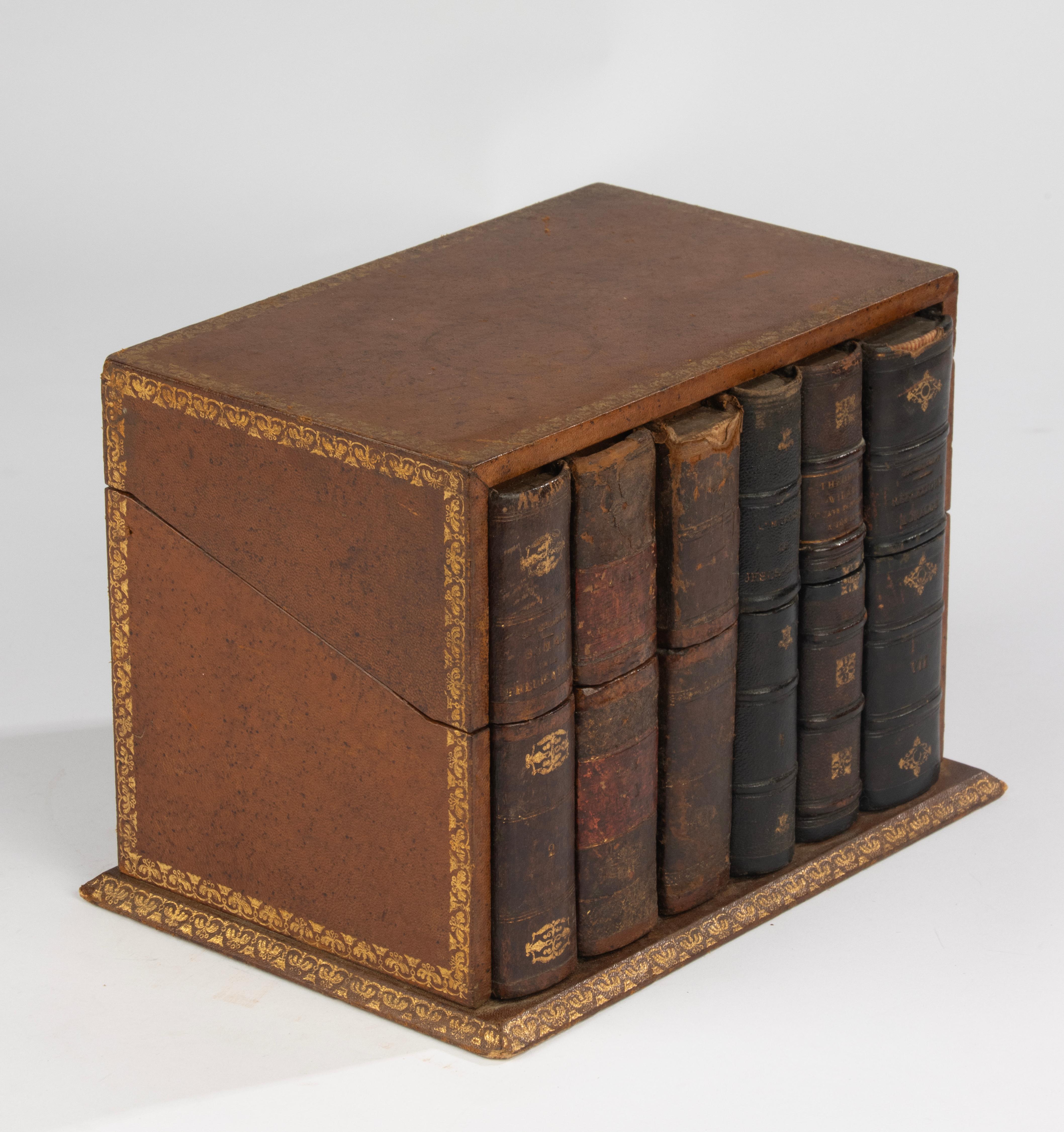 Late 19th Century Stationery Box - France - Leather Bound Trompe-l’œil Book Form en vente 4