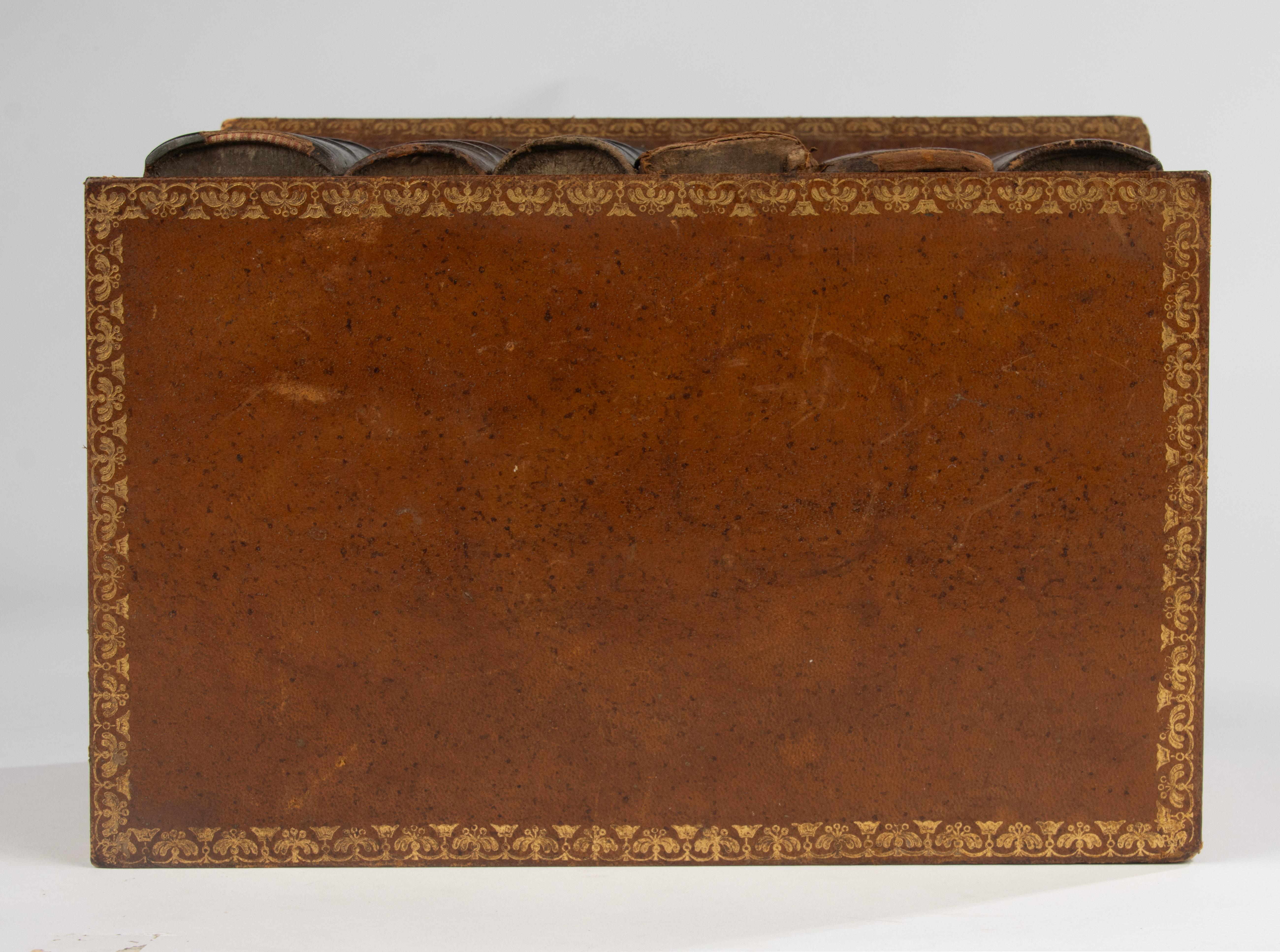 Late 19th Century Stationery Box - France - Leather Bound Trompe-l’œil Book Form en vente 5
