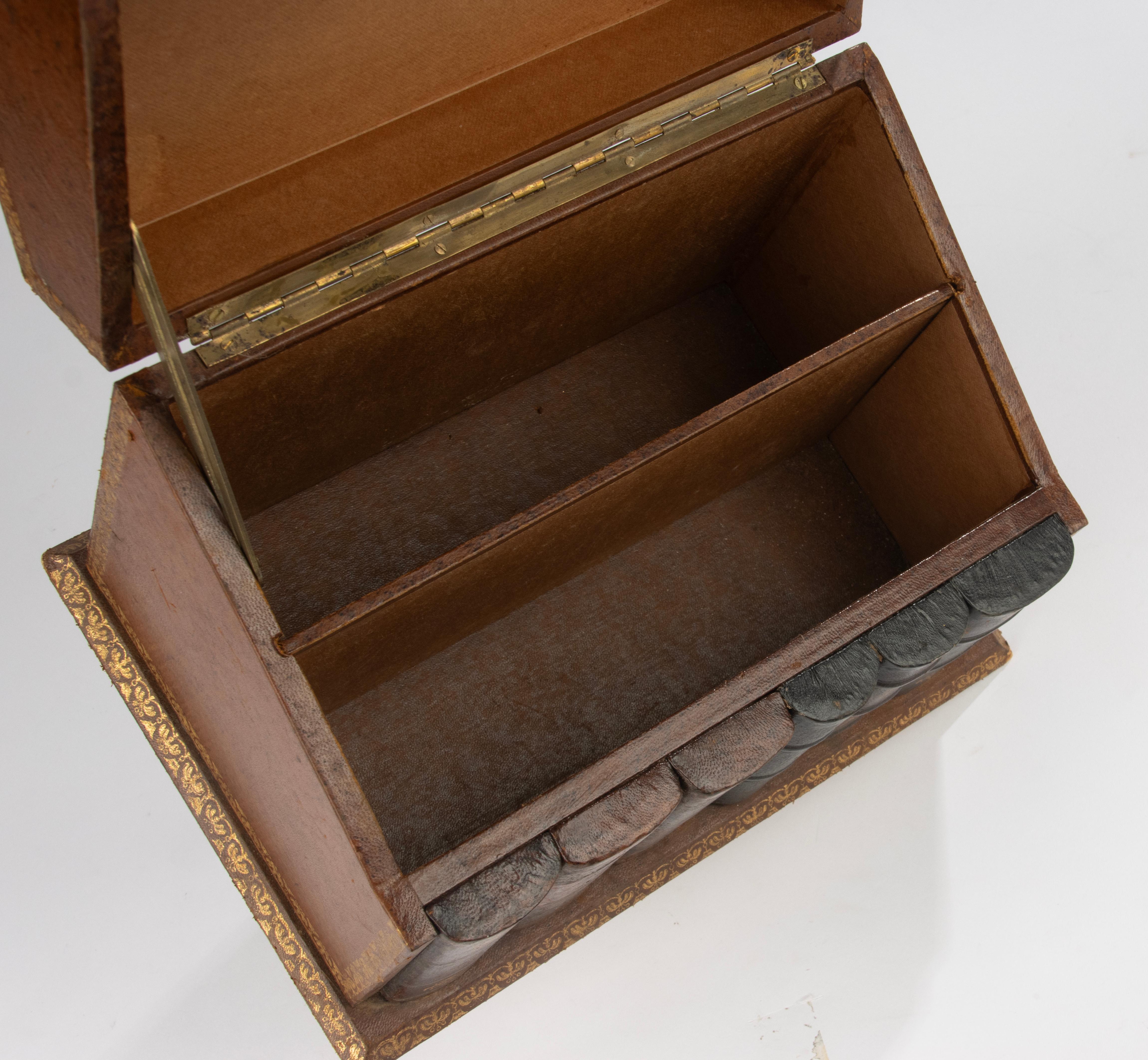 Late 19th Century Stationery Box - France - Leather Bound Trompe-l’œil Book Form en vente 6