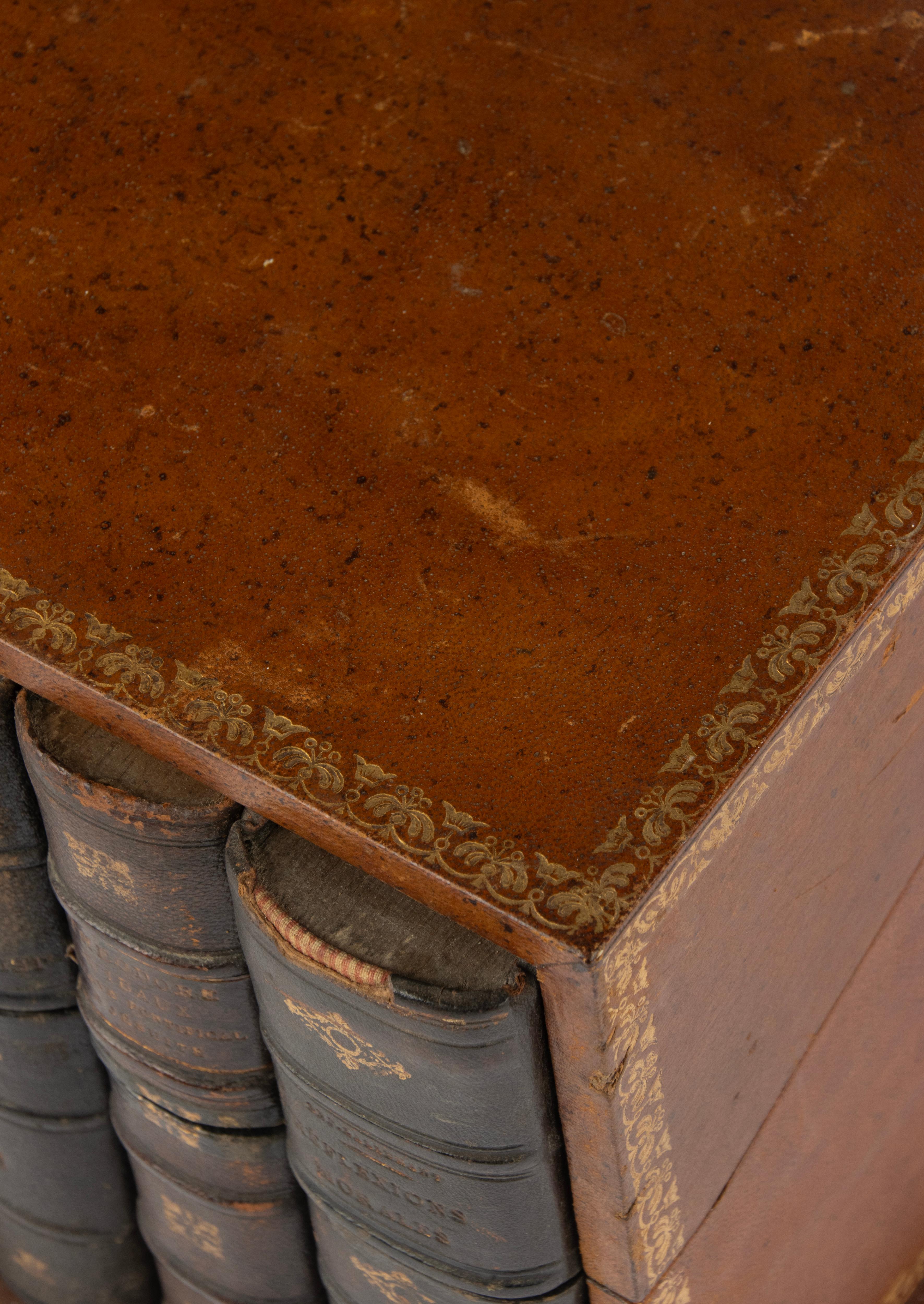 Late 19th Century Stationery Box - France - Leather Bound Trompe-l’œil Book Form en vente 7
