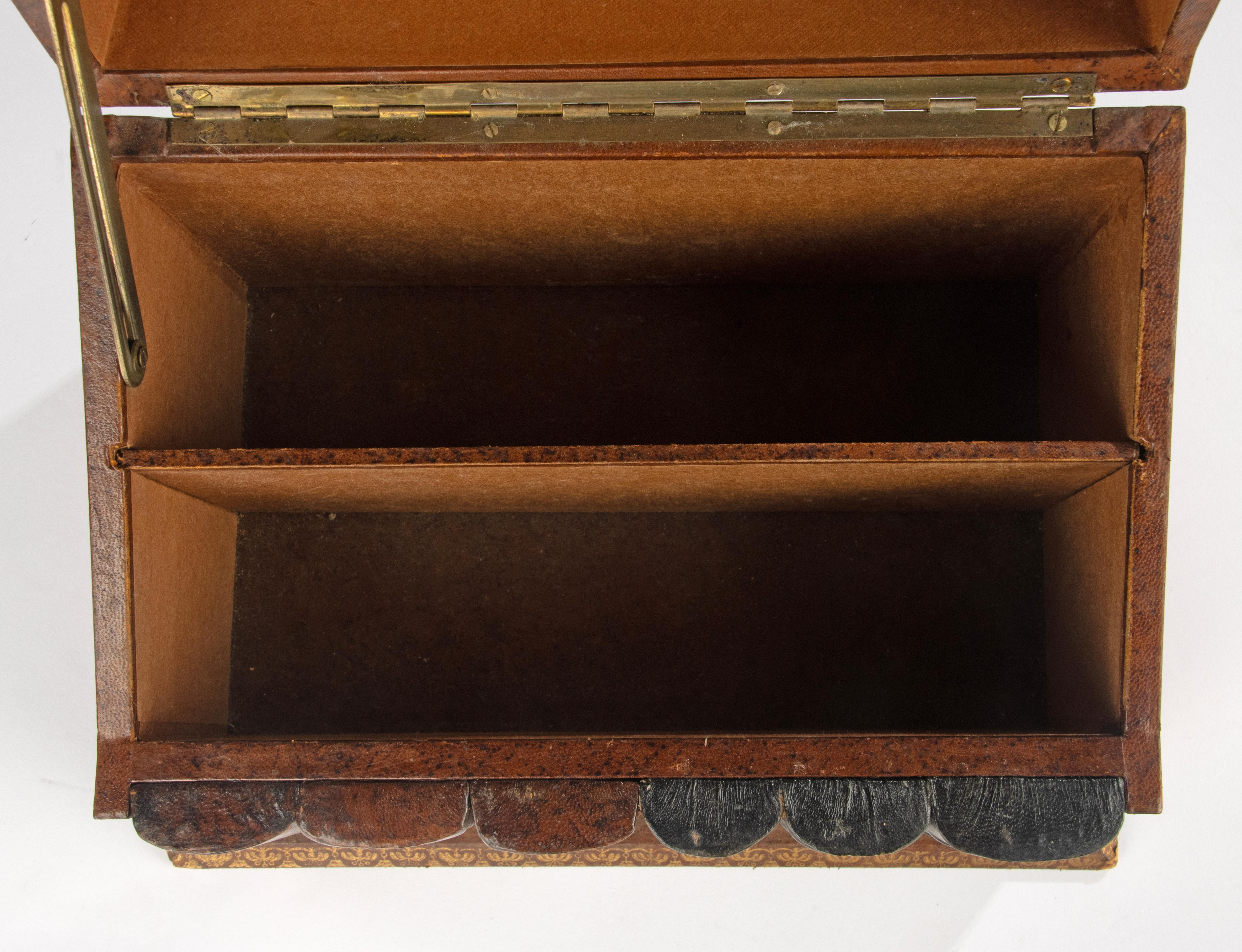 Late 19th Century Stationery Box - France - Leather Bound Trompe-l’œil Book Form en vente 8
