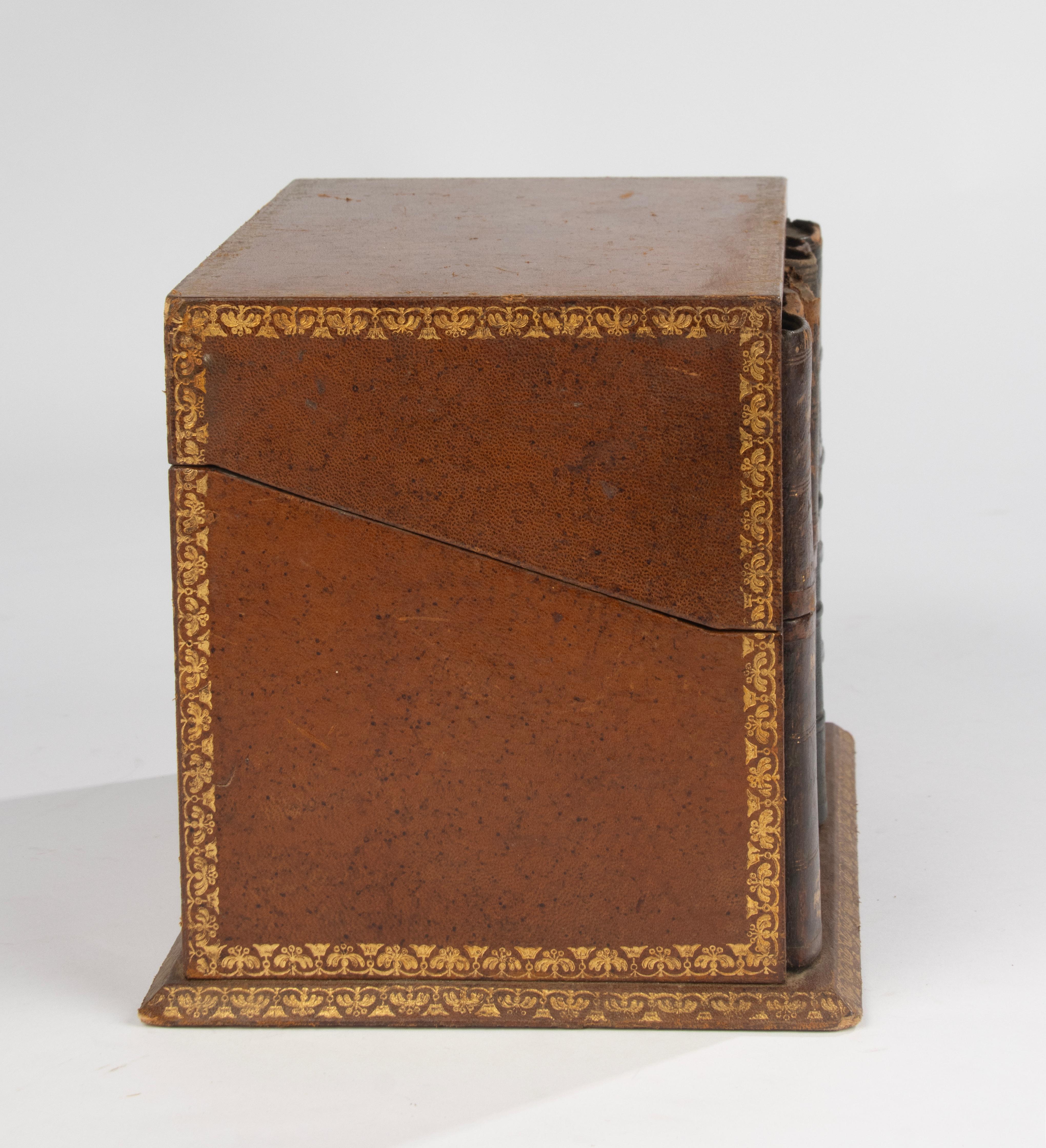 Late 19th Century Stationery Box - France - Leather Bound Trompe-l’œil Book Form en vente 9