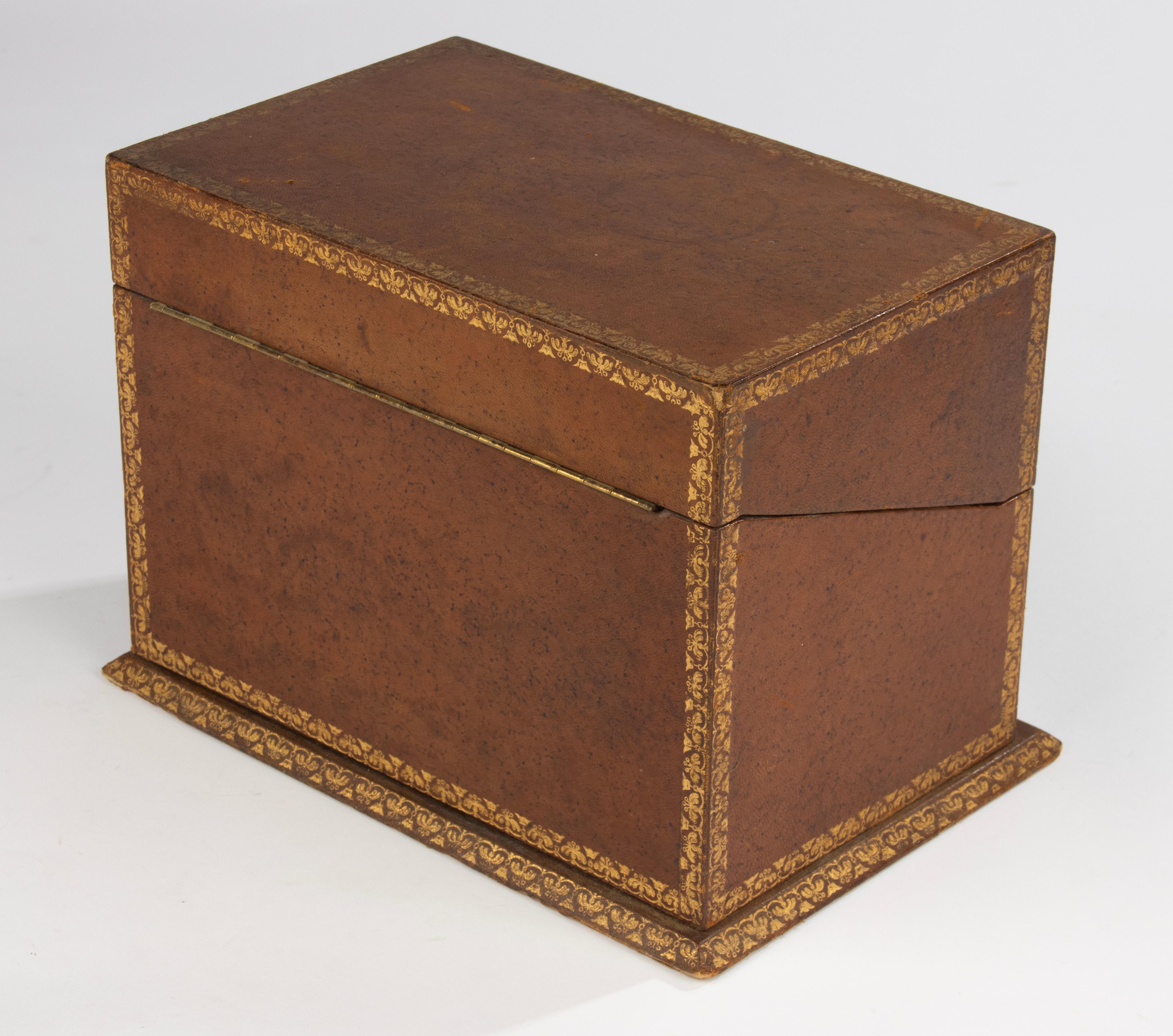 Late 19th Century Stationery Box - France - Leather Bound Trompe-l’œil Book Form en vente 11