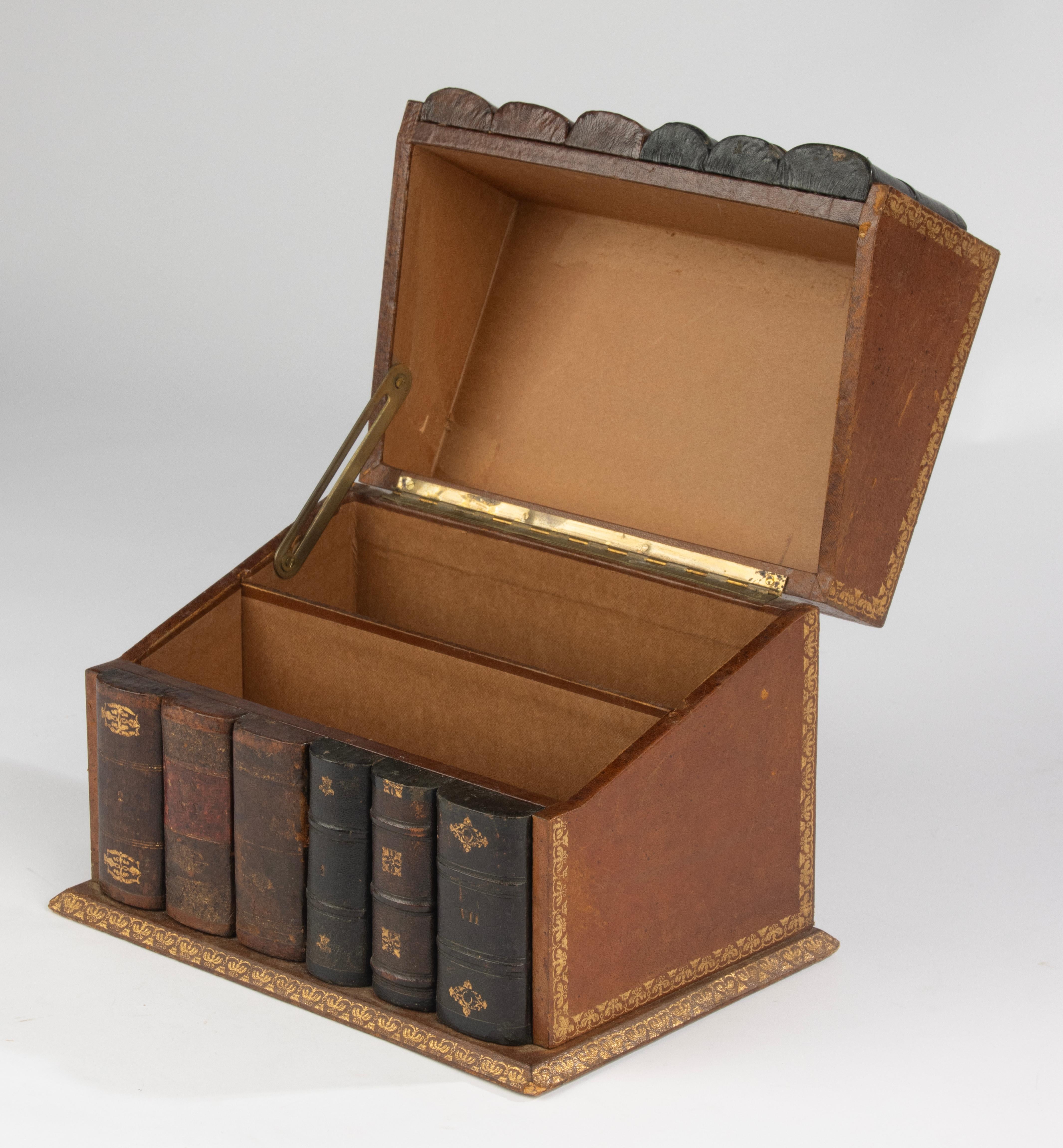 Late 19th Century Stationery Box - France - Leather Bound Trompe-l’œil Book Form en vente 12