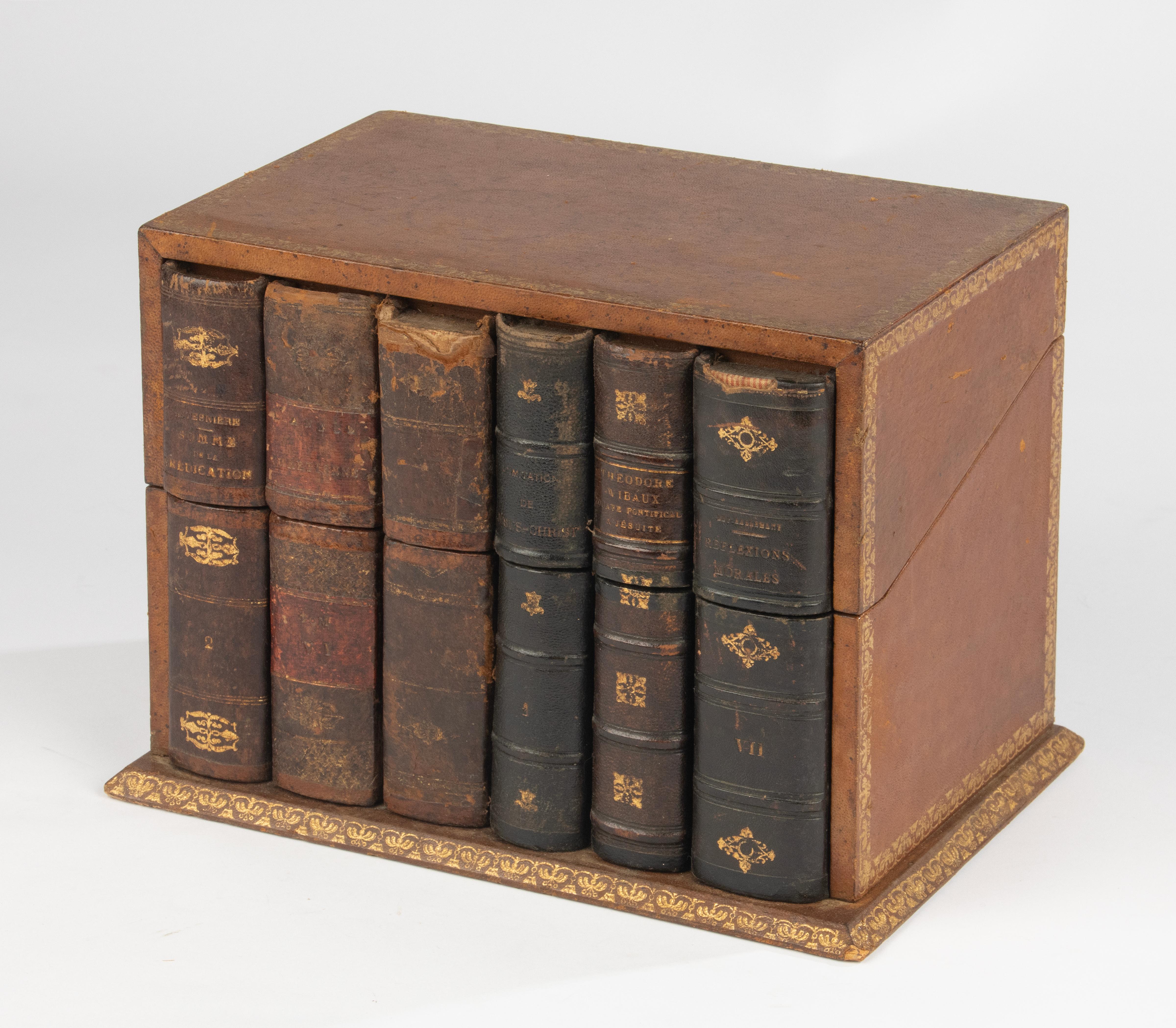 Fait main Late 19th Century Stationery Box - France - Leather Bound Trompe-l’œil Book Form en vente