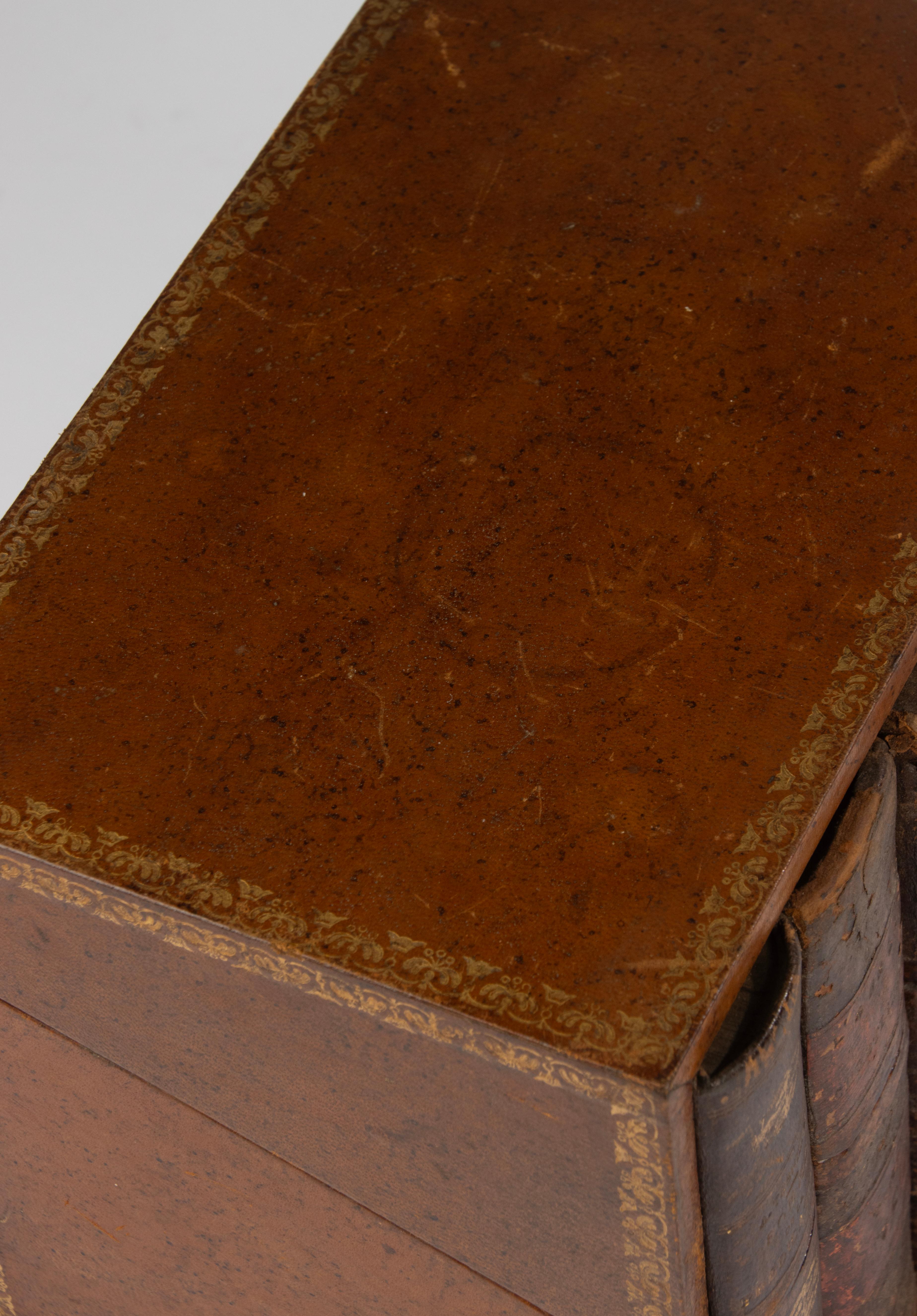 Late 19th Century Stationery Box - France - Leather Bound Trompe-l’œil Book Form Bon état - En vente à Casteren, Noord-Brabant