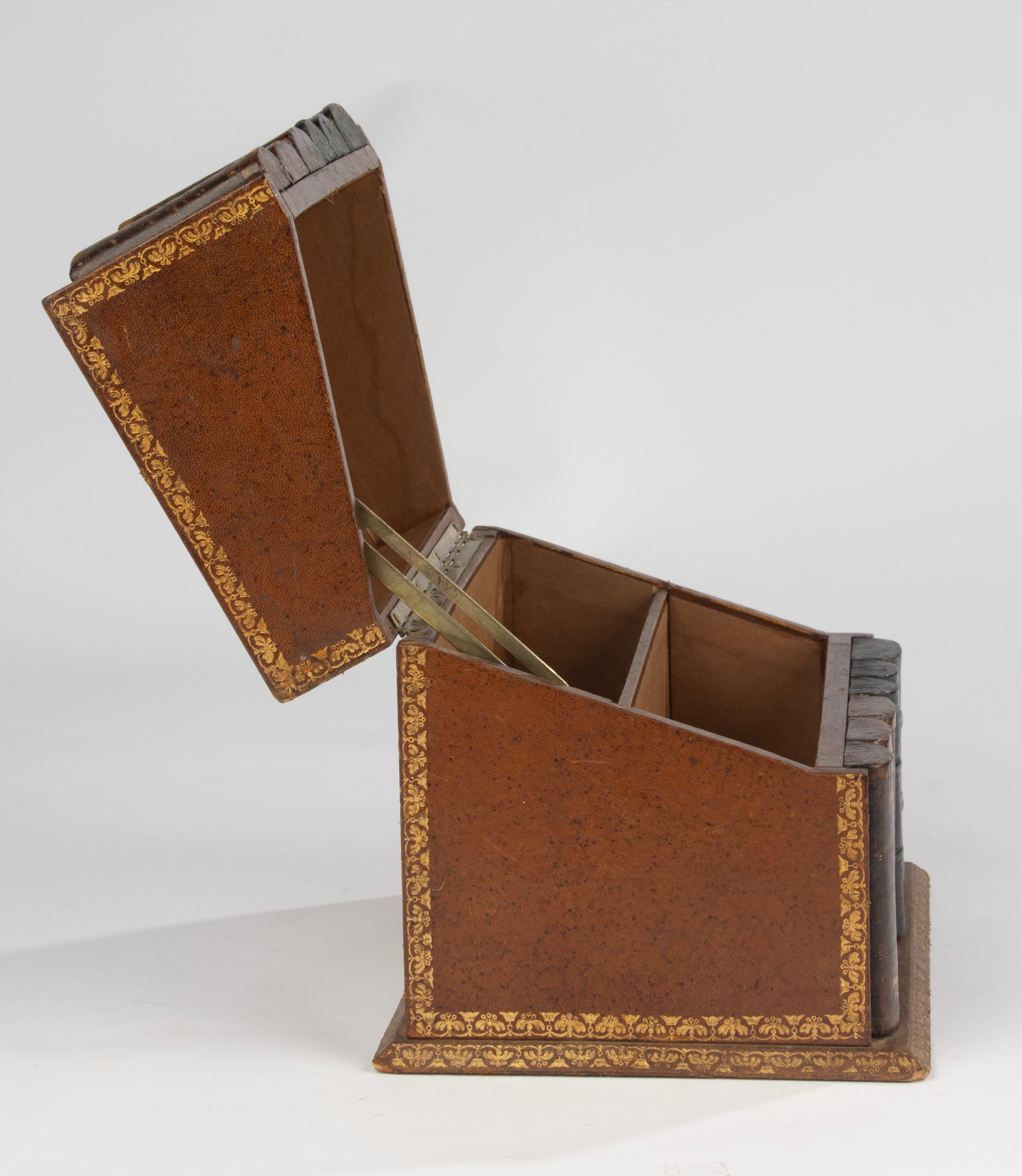 Fin du XIXe siècle Late 19th Century Stationery Box - France - Leather Bound Trompe-l’œil Book Form en vente