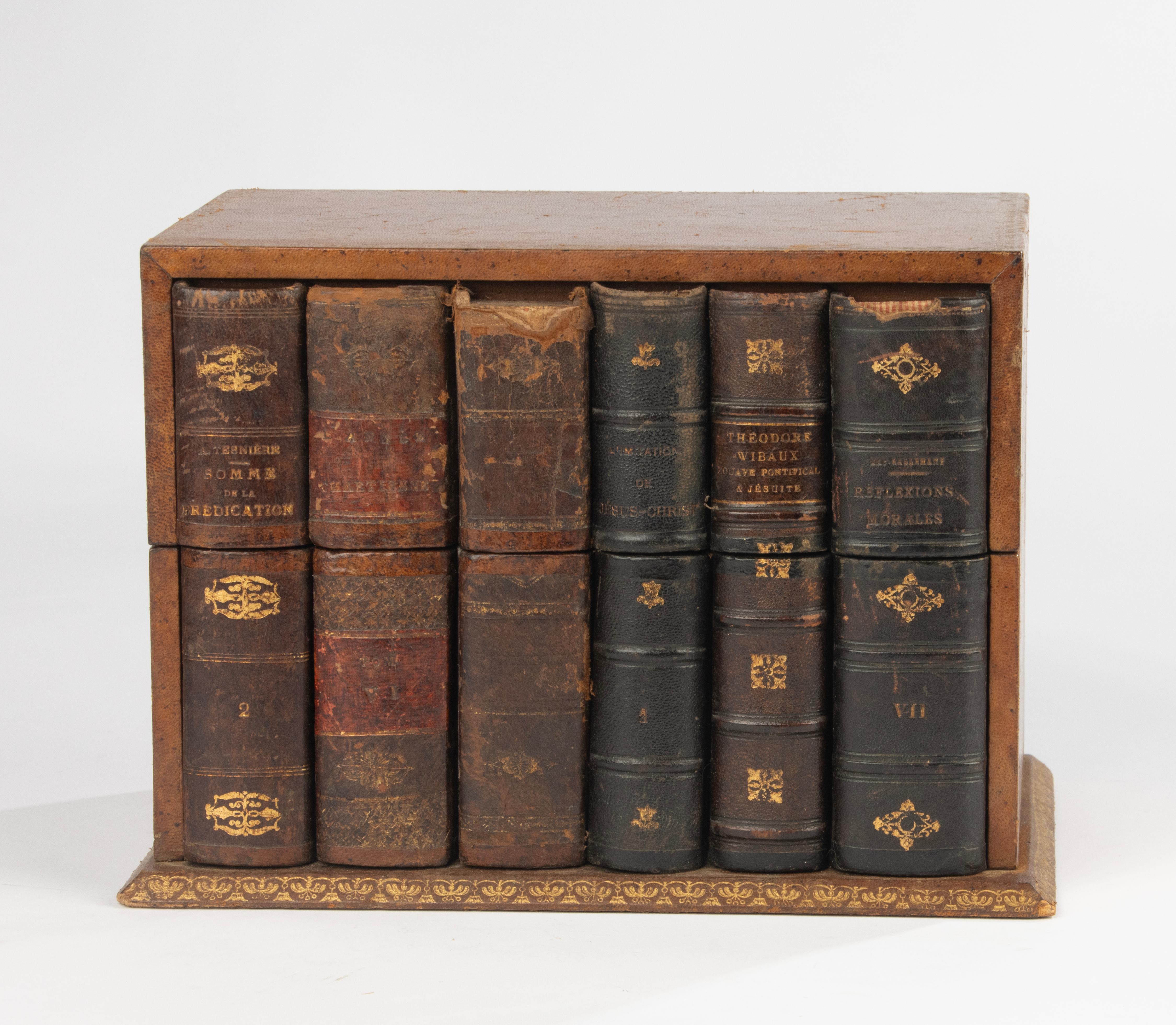 Cuir Late 19th Century Stationery Box - France - Leather Bound Trompe-l’œil Book Form en vente