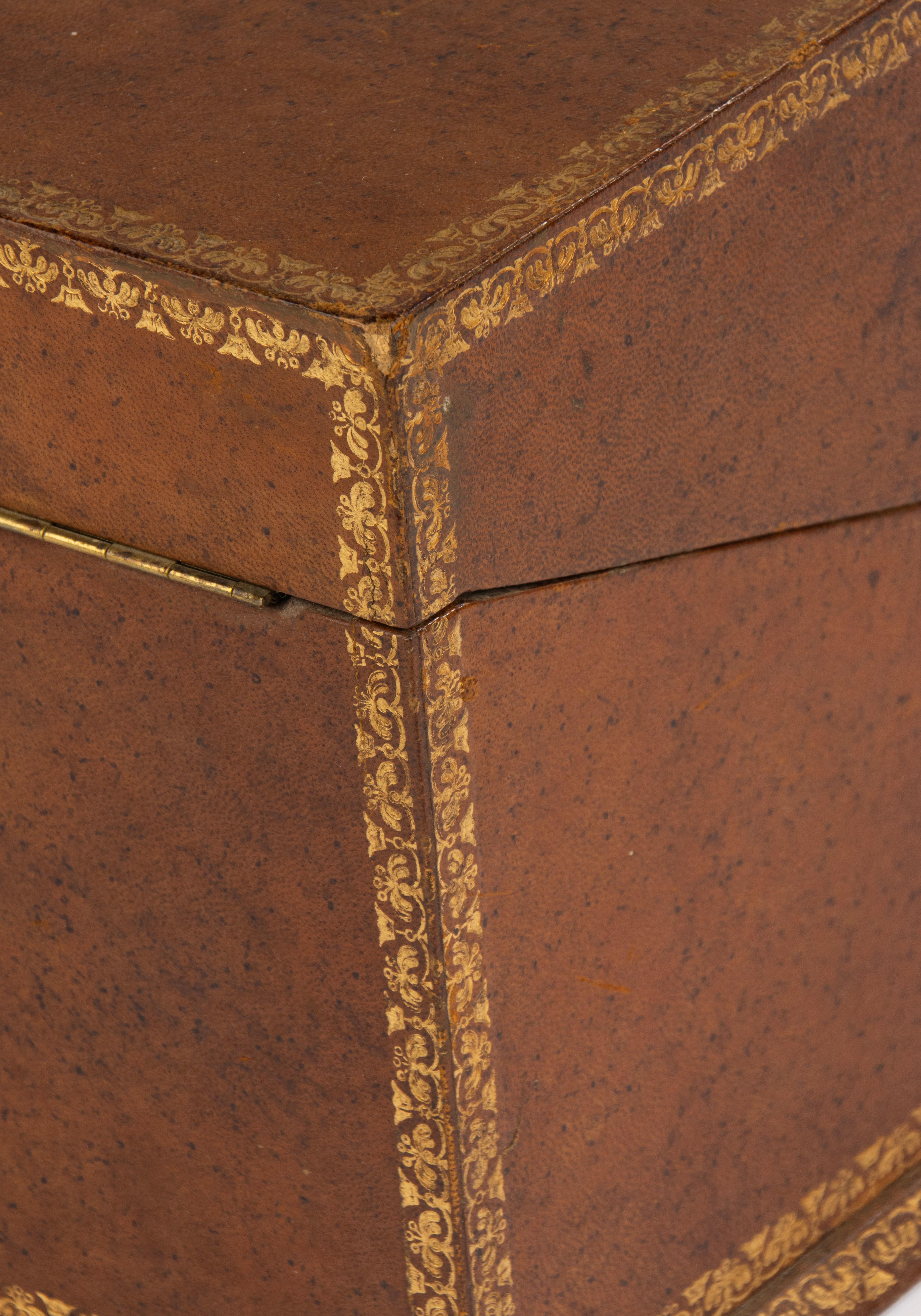 Late 19th Century Stationery Box - France - Leather Bound Trompe-l’œil Book Form en vente 1