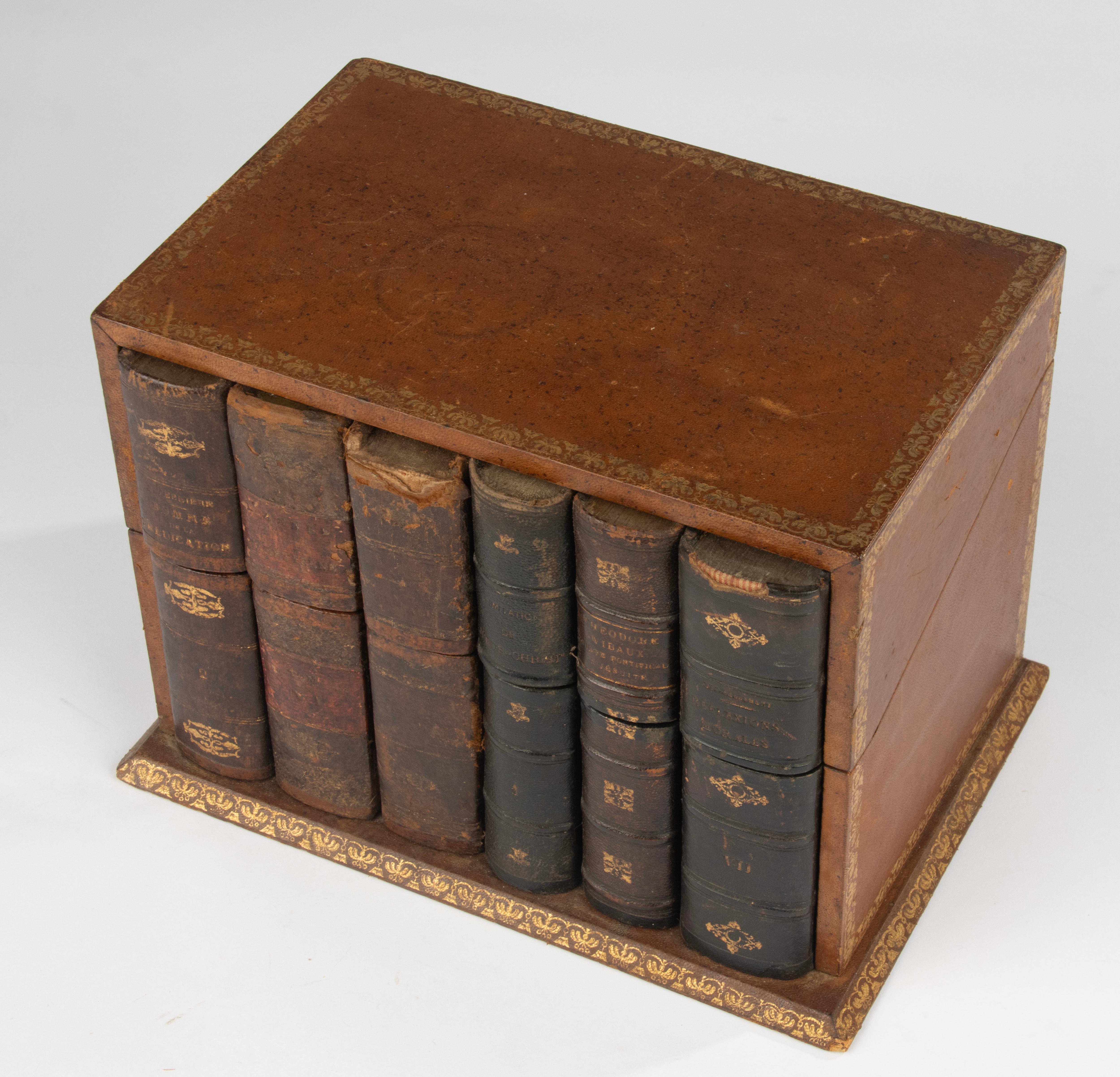 Late 19th Century Stationery Box - France - Leather Bound Trompe-l’œil Book Form en vente 2