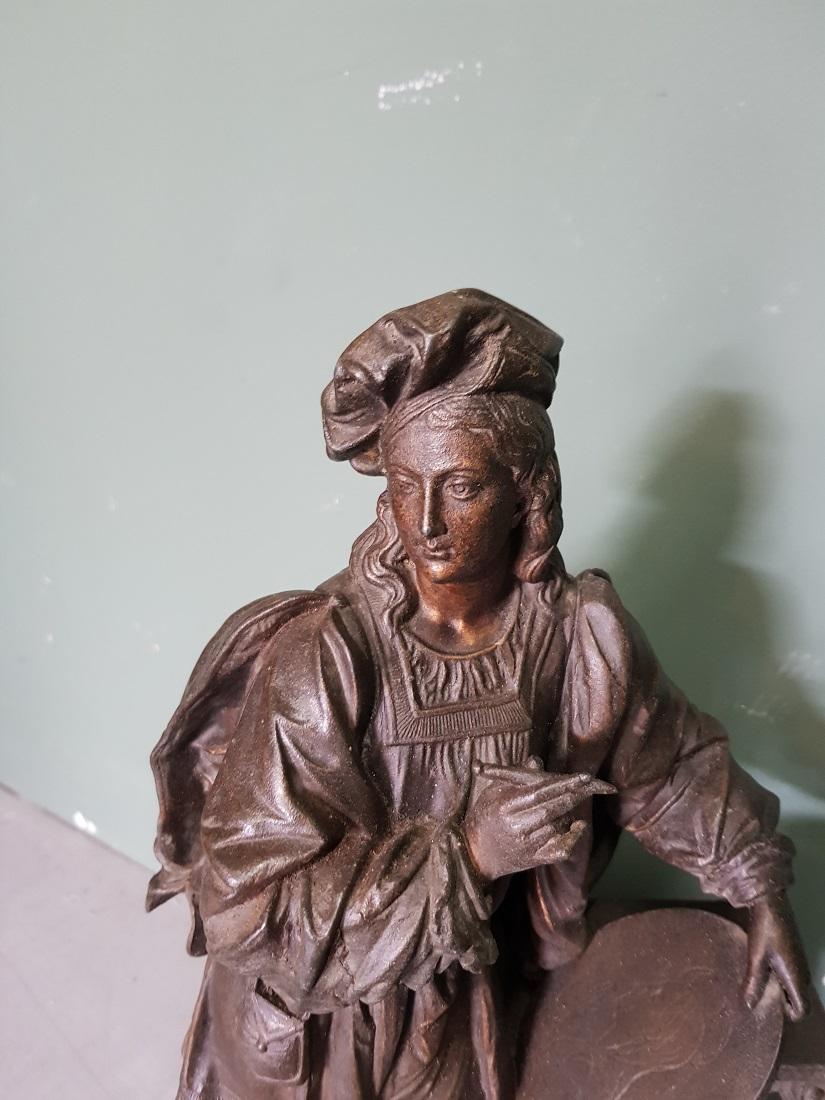 Antique statue of a clock representing a painter made of an alloy, is further in good condition. Originating from the beginning of the 20th century at the end of the 19th century.

The measurements are:
Depth 14 cm/ 5.5 inch.
Width 23 cm/ 9