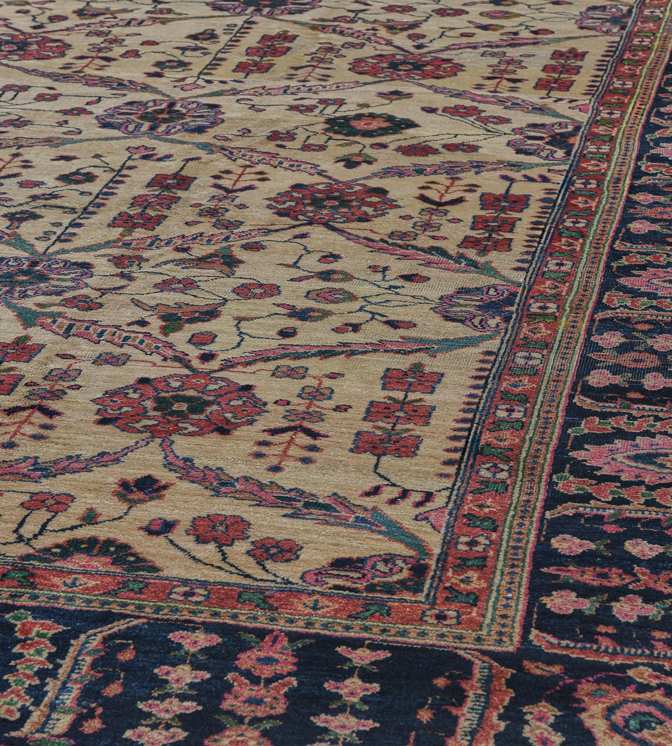 Tappeto Sultanabad Rugs della fine del XIX secolo proveniente dalla Persia occidentale in vendita 1