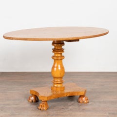 Schwedischer Beistelltisch mit ovalem Sockel aus Buchenfurnier, Ende 19.