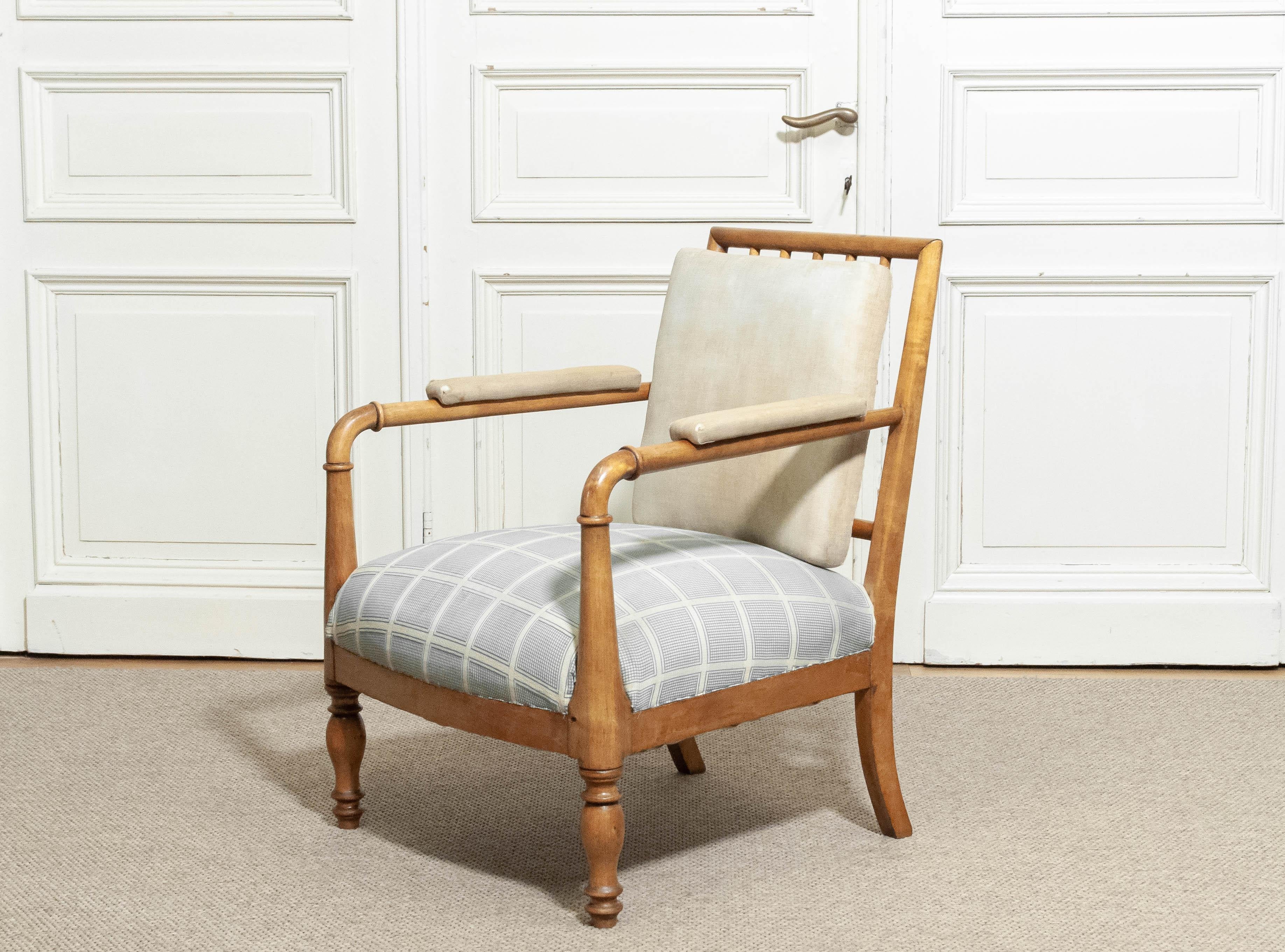 Fauteuil Biedermeier suédois de la fin du XIXe siècle. Cette élégante chaise présente un cadre en bois massif avec des pieds avant tournés classiques et un dossier à lattes, mettant en valeur la simplicité raffinée typique du style Biedermeier. Les