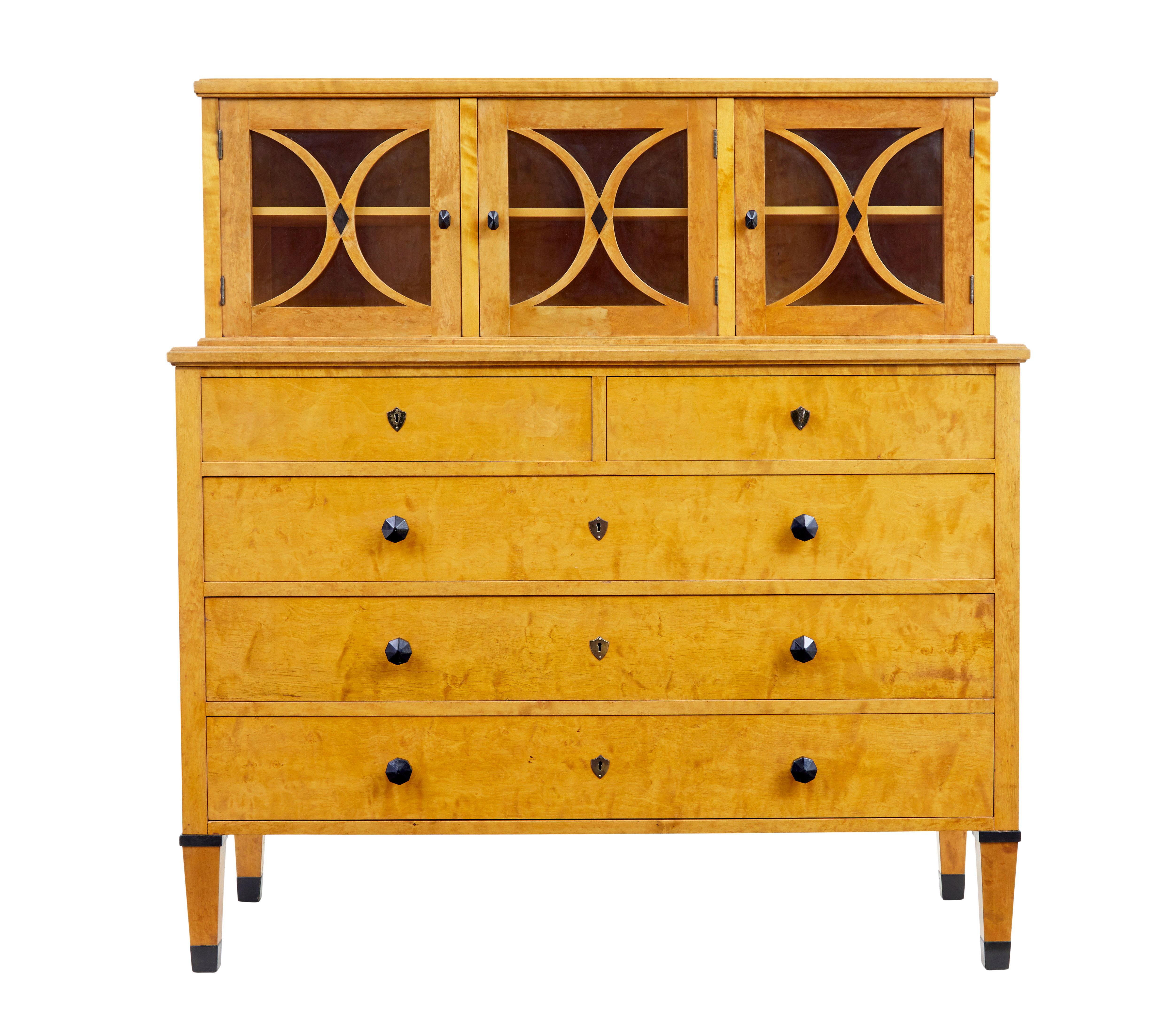 Armoire sur coffre de bonne qualité, d'inspiration art nouveau, circa 1890.

Composé de 2 parties.  Partie supérieure d'une armoire à deux et une porte contenant une étagère.  Portes vitrées avec détails en latice.  Partie inférieure d'une commode