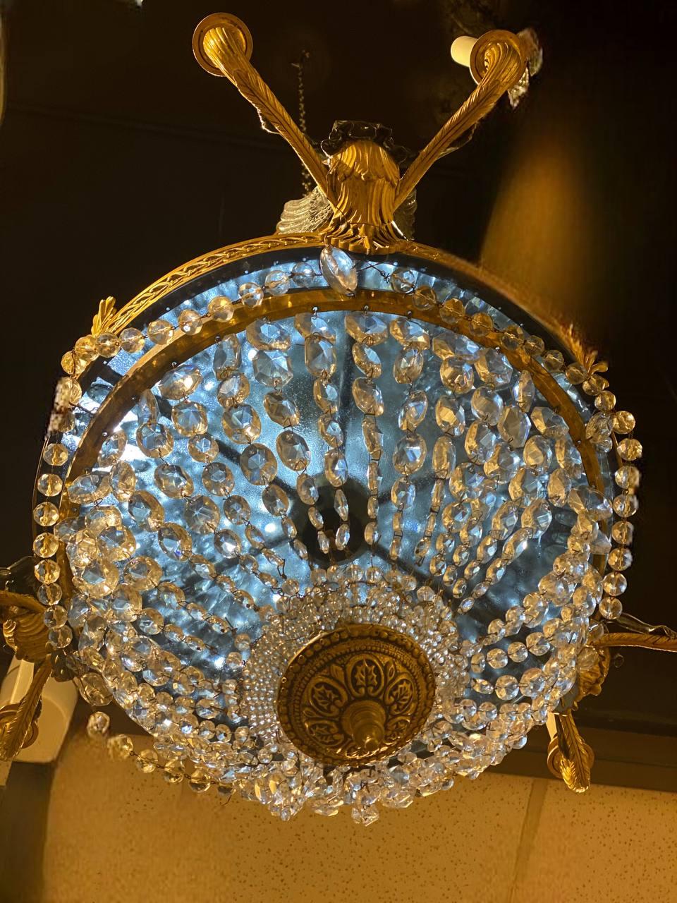 Lampadario impero svedese della metà o della fine del XIX secolo con inserti in vetro cobalto e pendenti in cristallo. 