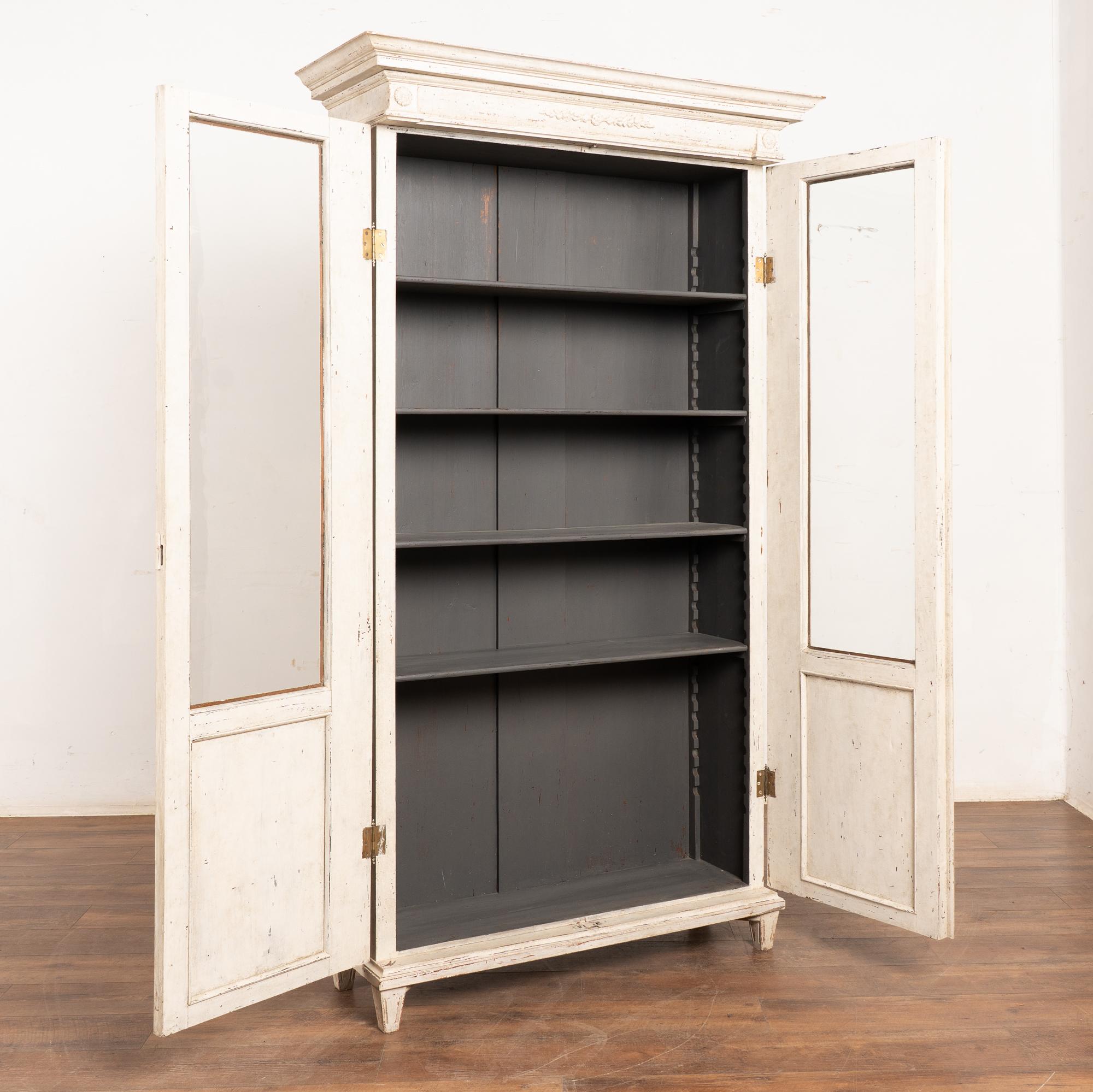 Mobile libreria bianco in stile gustaviano della fine del XIX secolo in vendita 3