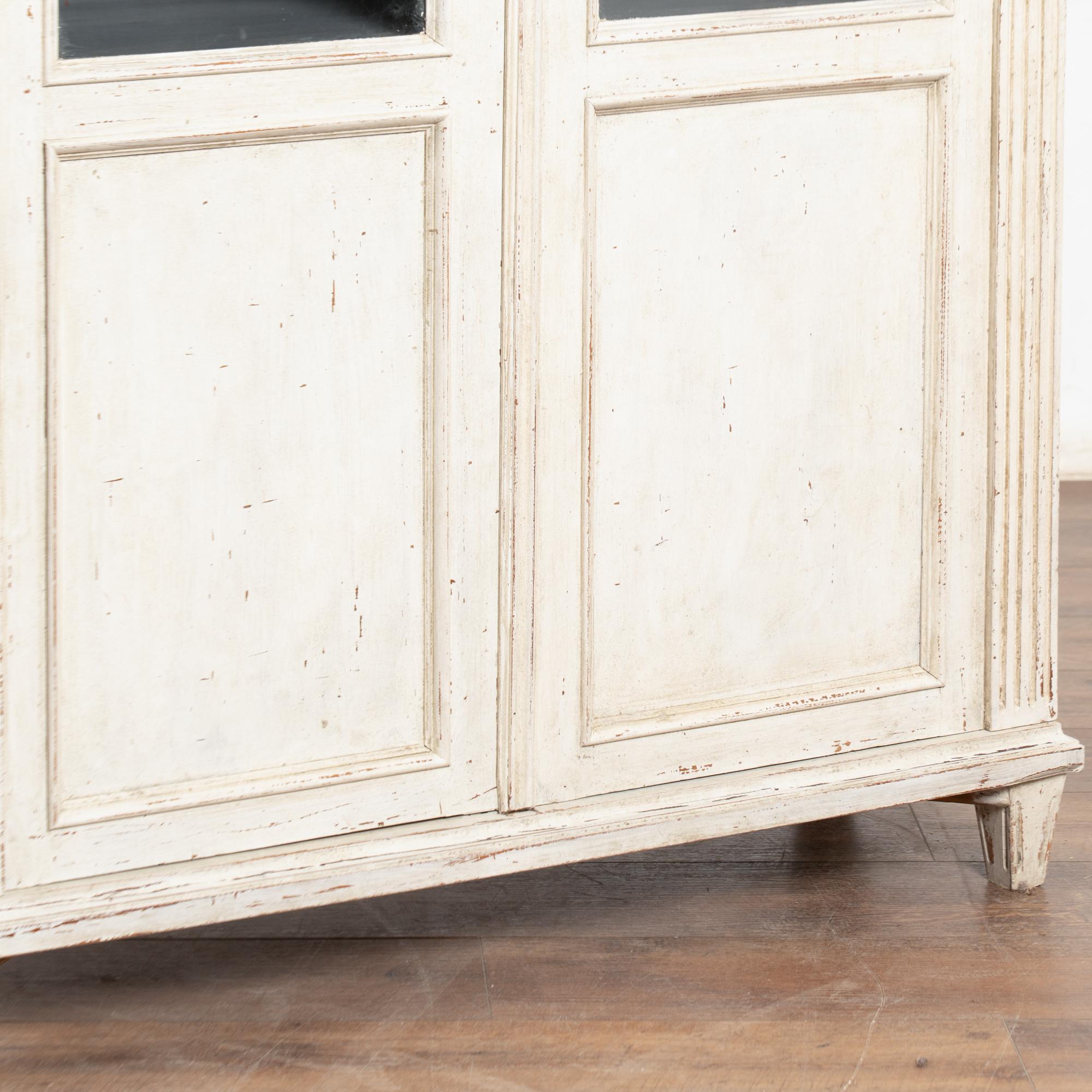 Svedese Mobile libreria bianco in stile gustaviano della fine del XIX secolo in vendita