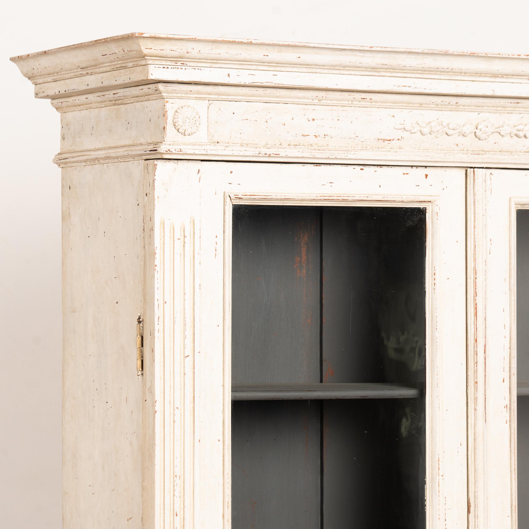 Fatto a mano Mobile libreria bianco in stile gustaviano della fine del XIX secolo in vendita