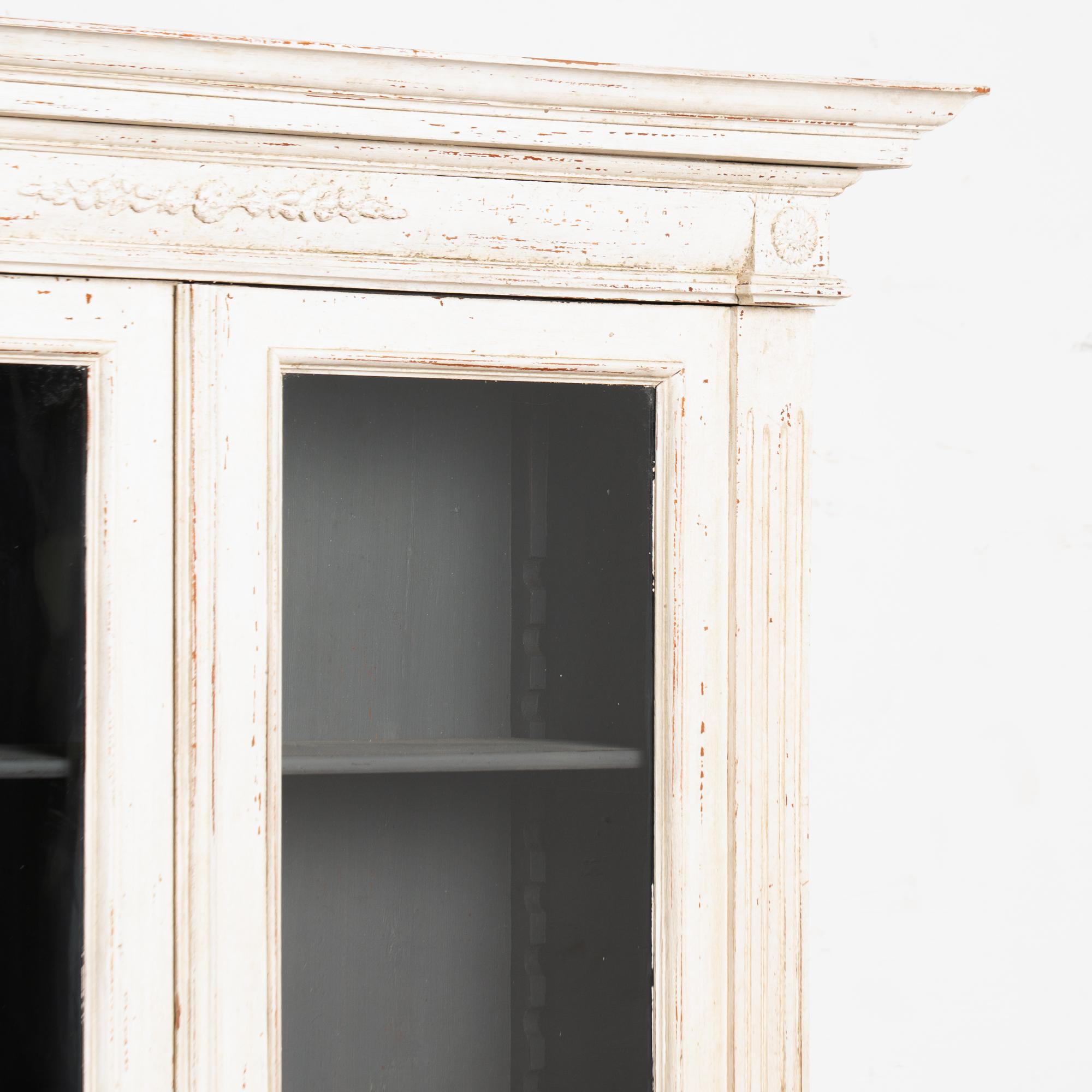 Mobile libreria bianco in stile gustaviano della fine del XIX secolo In condizioni buone in vendita a Round Top, TX