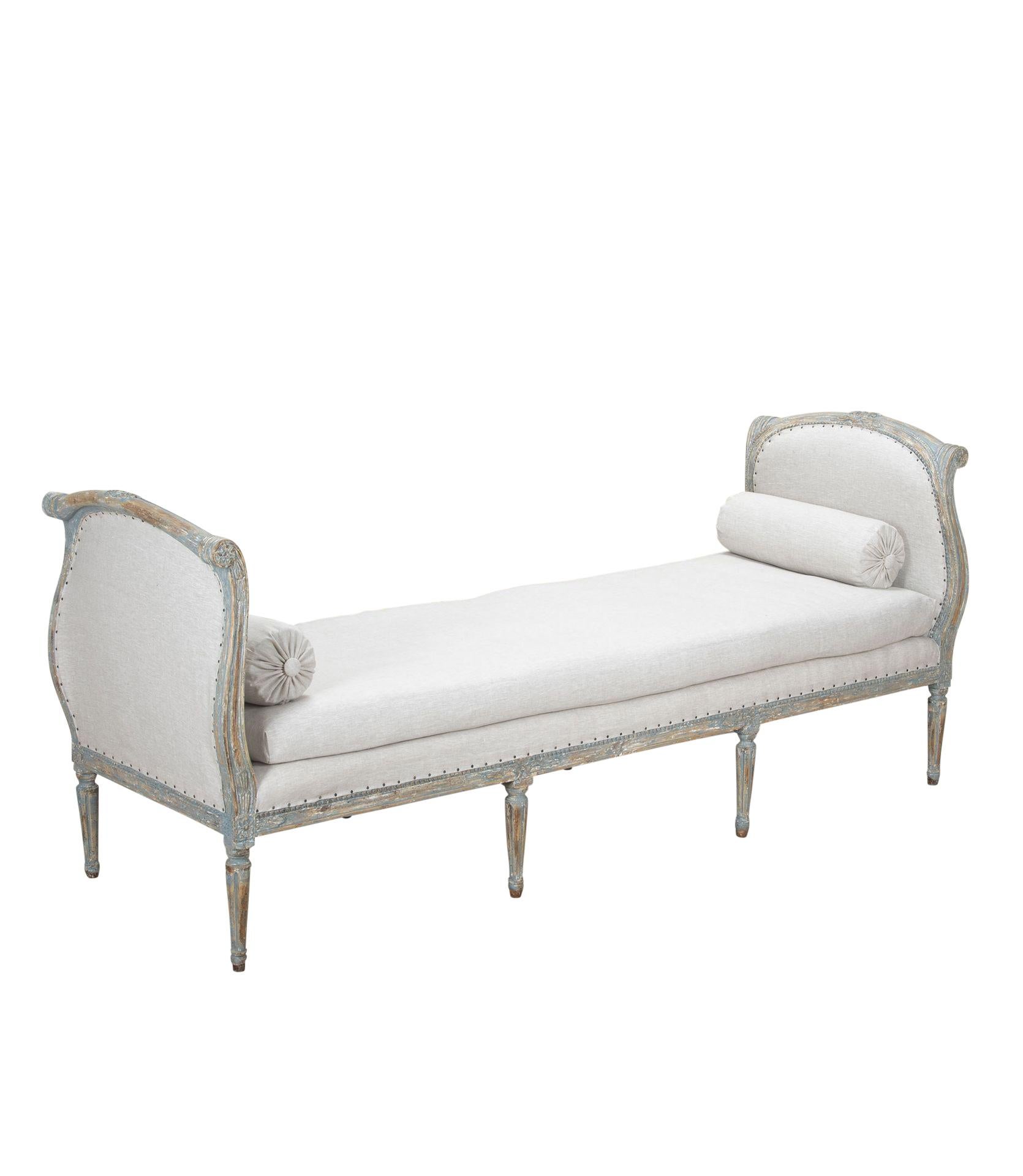 Rarement disponible à la fin du 19e siècle, ce lit de jour Gustavien autoportant d'époque suédoise est repeint en bleu tendre.
Ce modèle est normalement décoré sur trois côtés seulement pour être placé contre un mur. Celui-ci est décoré sur les