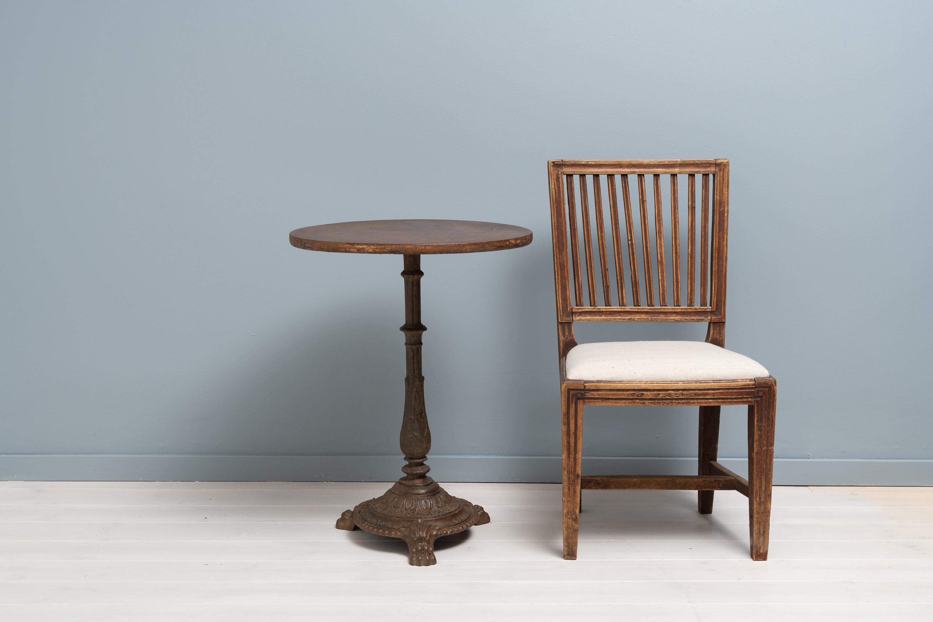 Rustikaler Tisch aus massivem Gusseisen, hergestellt in Schweden in den späten 1800er Jahren von Skoglund & Olson. Das Unternehmen wurde 1874 von Erik Gustaf Skoglund und Axel Olson als Gießerei in Gvle gegründet. Dieser Tisch steht auf der