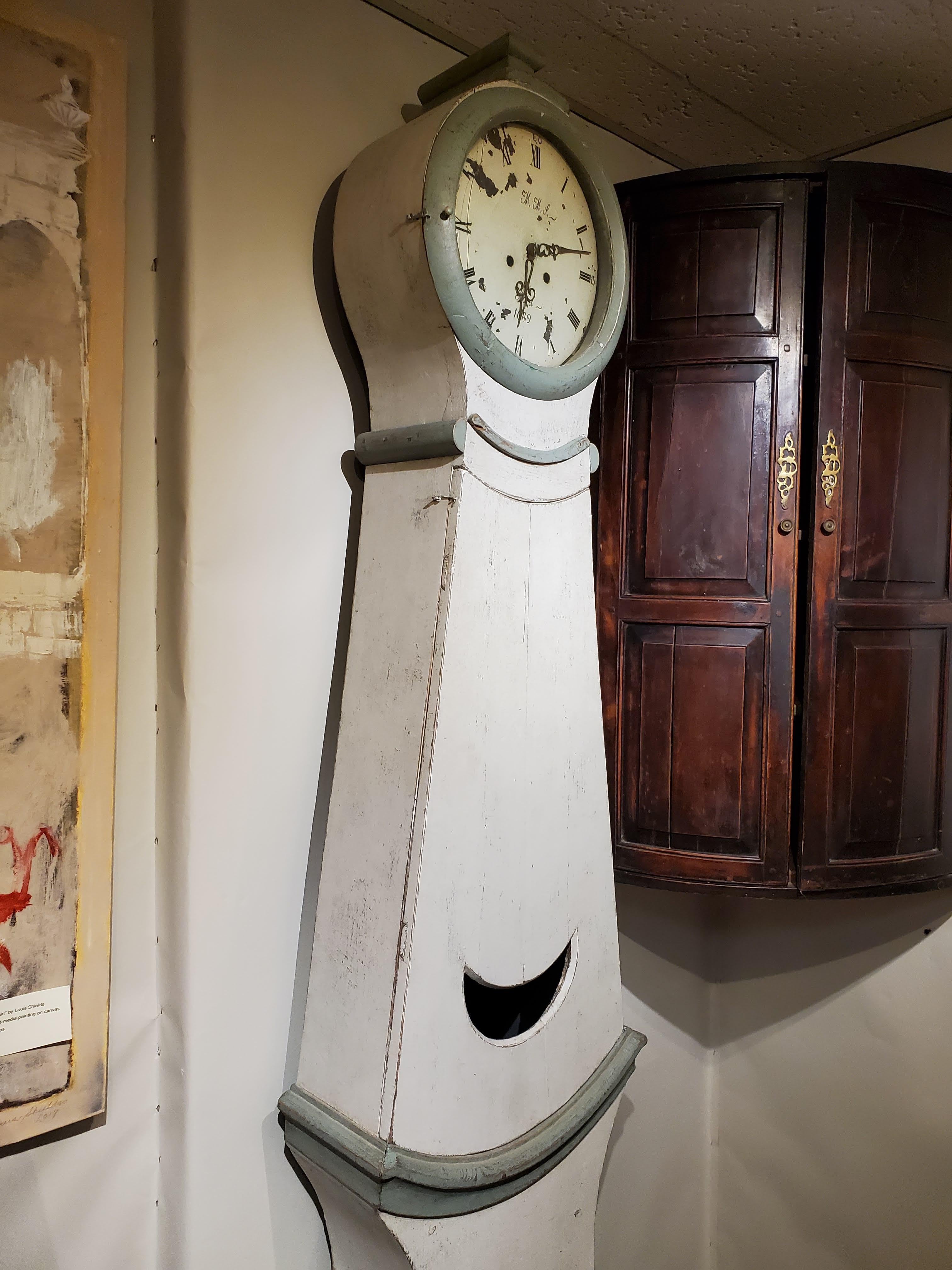 Horloge suédoise à long boîtier de la fin du XIXe siècle. De forme exagérée avec une face ronde. Le tout conservant la finition peinte d'origine et les horloges d'origine. 
Suède, vers 1870.
Mesures : 89 H 84 L 9 P.
