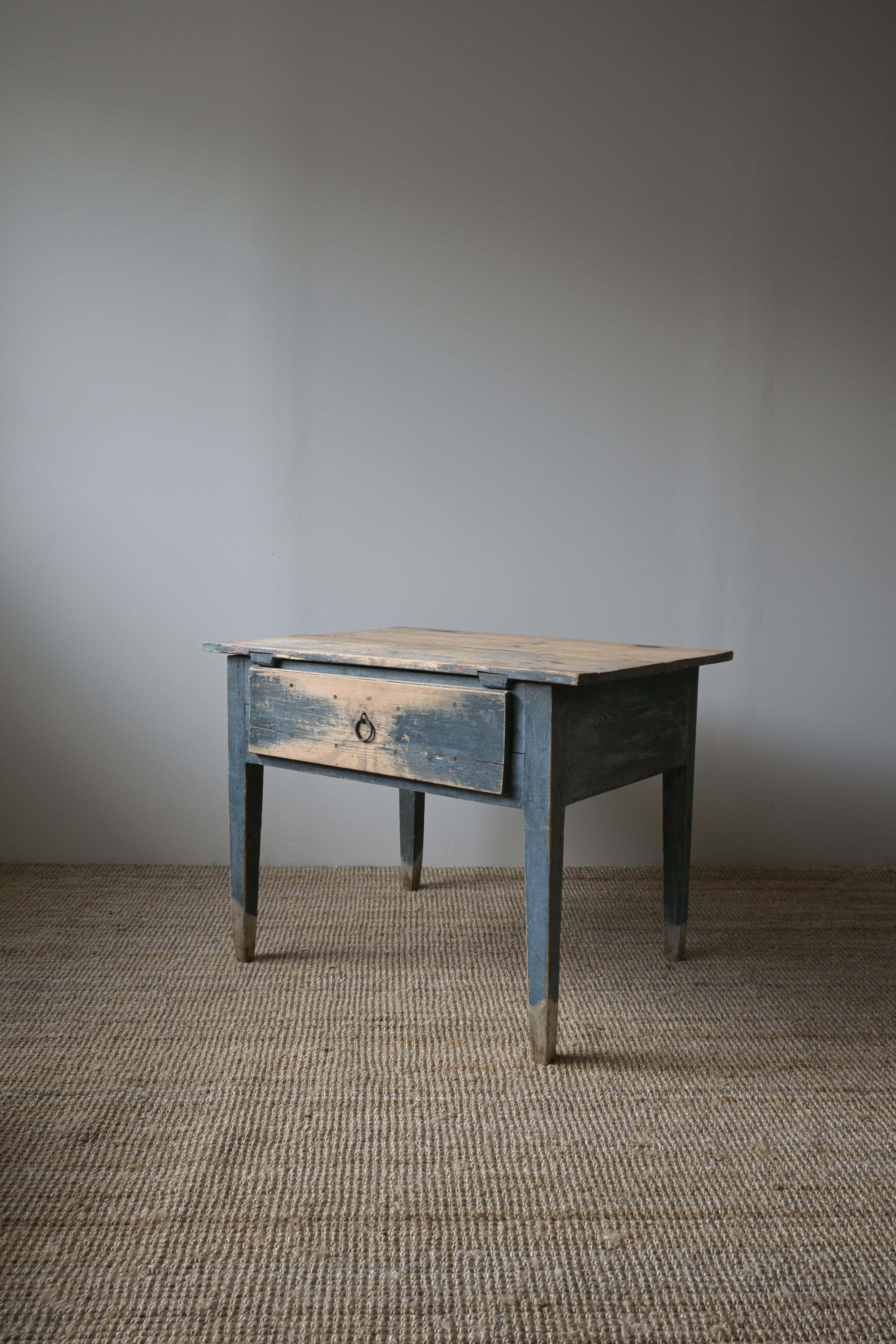 Tisch aus dem späten 19. Jahrhundert aus Hälsingland, Schweden

Schöne Patina, mit alter blauer Farbe, die über Jahrzehnte des Gebrauchs und der Berührung abgenutzt wurde.

Hergestellt aus Kiefer.

Höhe: 67 cm/26.3 inch
Tiefe: 66 cm/25,9