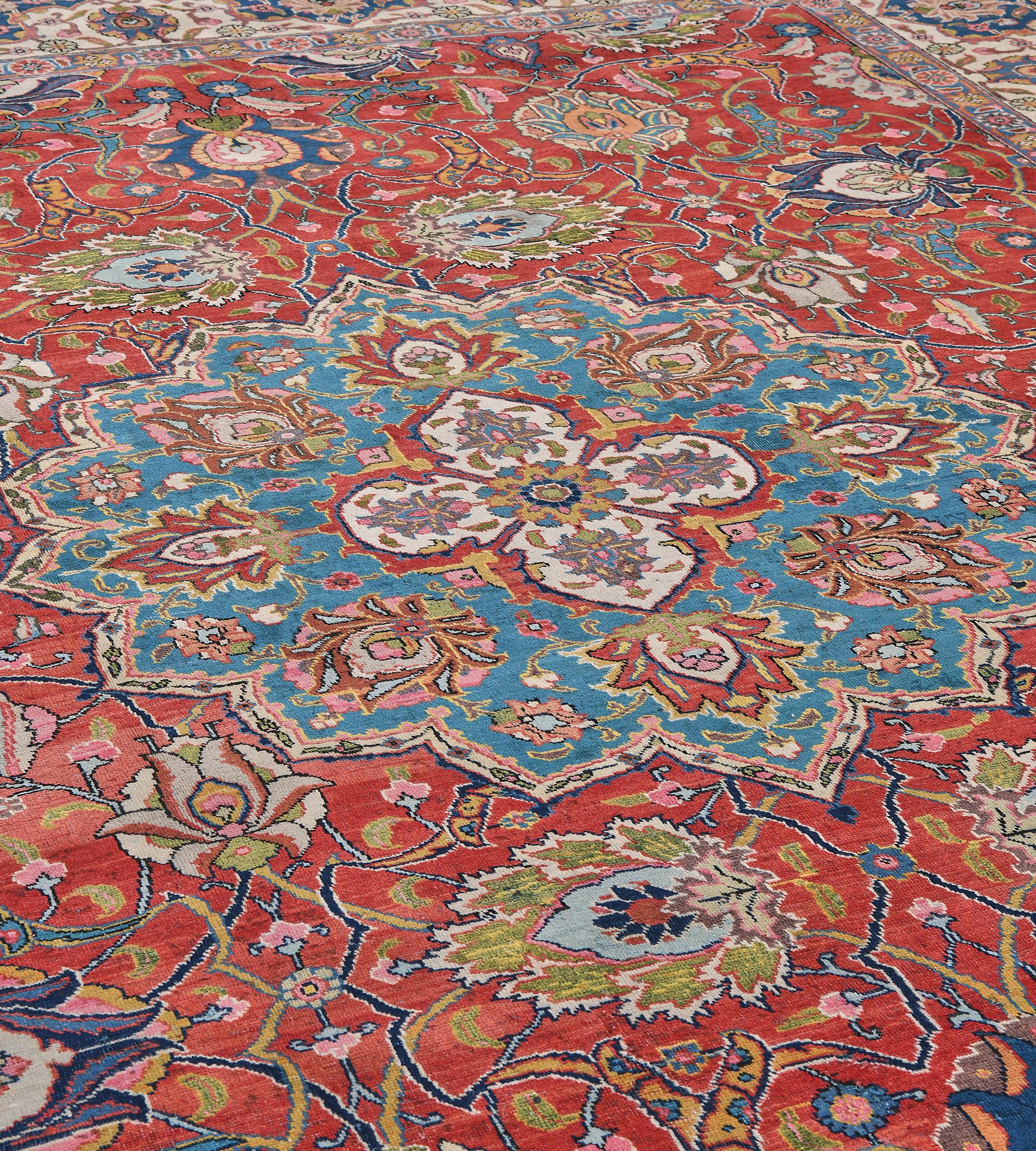 Ce tapis persan Tabriz traditionnel tissé à la main présente un champ kaki composé de majestueuses palmettes de vigne formant un treillis entourant un magnifique médaillon arabesque turquoise, dans une bordure réciproque inhabituelle de palmettes de