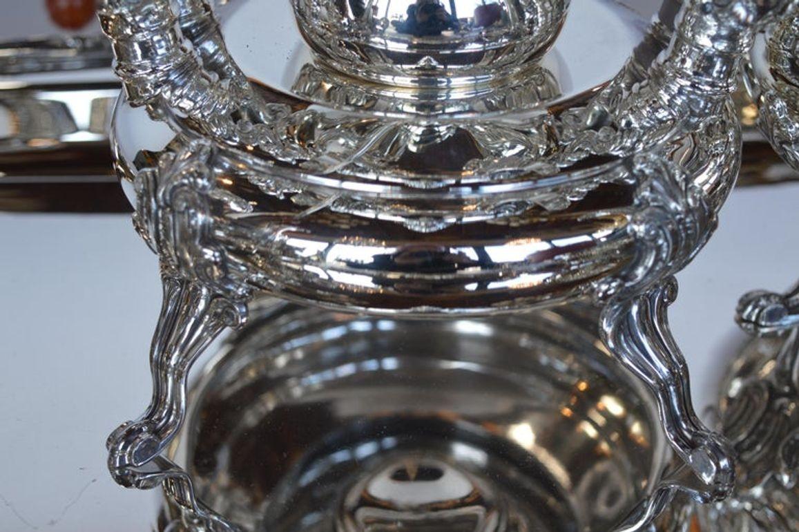 Service à thé en argent massif du 19e siècle. Estampillé sterling, il est fabriqué au Pérou.