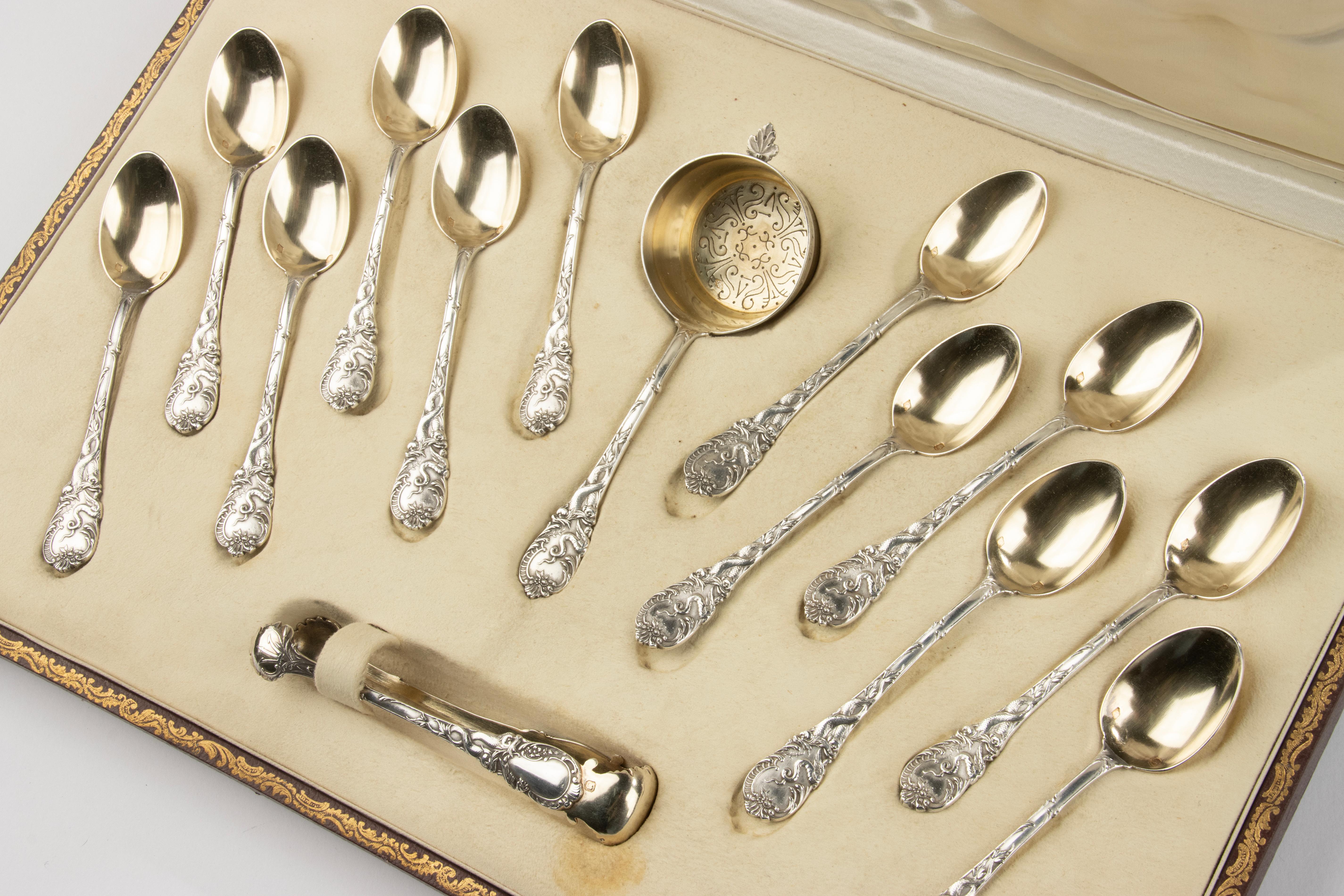 A beautiful set of 12 sterling silver teaspoons, accompanied by a tea strainer and sugar tongs.
The inside of the spoons is gilded (vermeille).
The silverwork is done in an incredibly good way. Very detailed and refined. The nice thing is that the