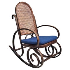 Fin du 19ème siècle Thonet #21 Bentwood and Cane Seat Arm Rocking Chair