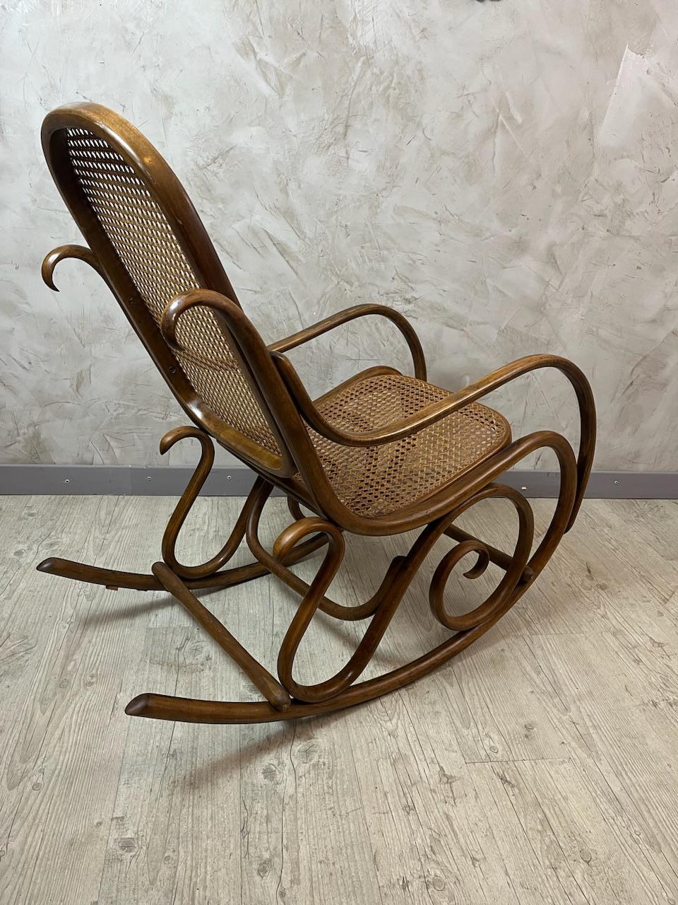 Ceco Sedia a dondolo Thonet di fine Ottocento in faggio e canna, 1890 in vendita
