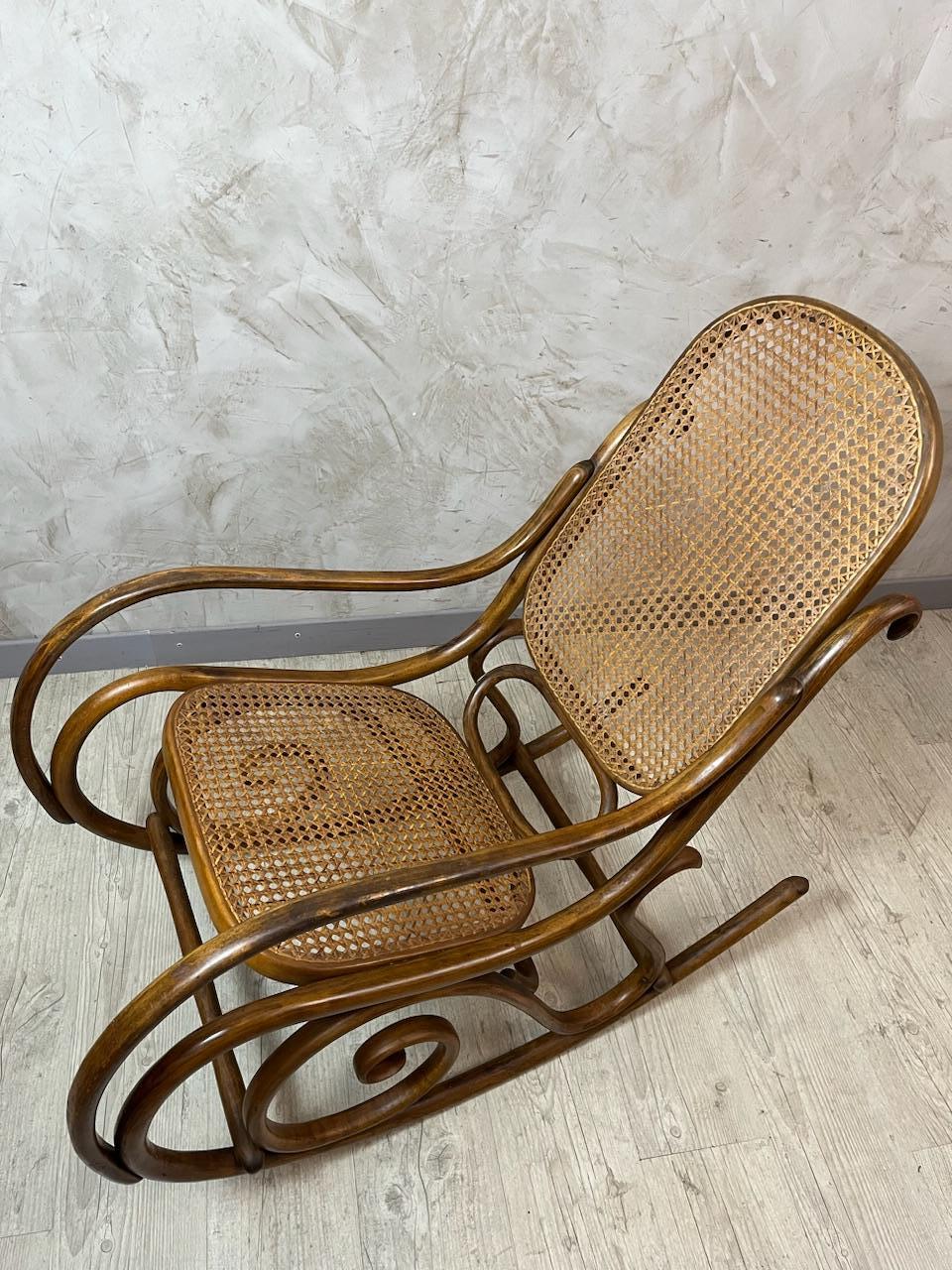 Sedia a dondolo Thonet di fine Ottocento in faggio e canna, 1890 In condizioni buone in vendita a LEGNY, FR