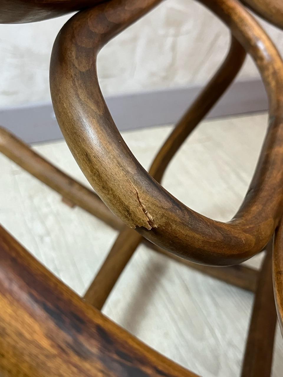 Fine XIX secolo Sedia a dondolo Thonet di fine Ottocento in faggio e canna, 1890 in vendita