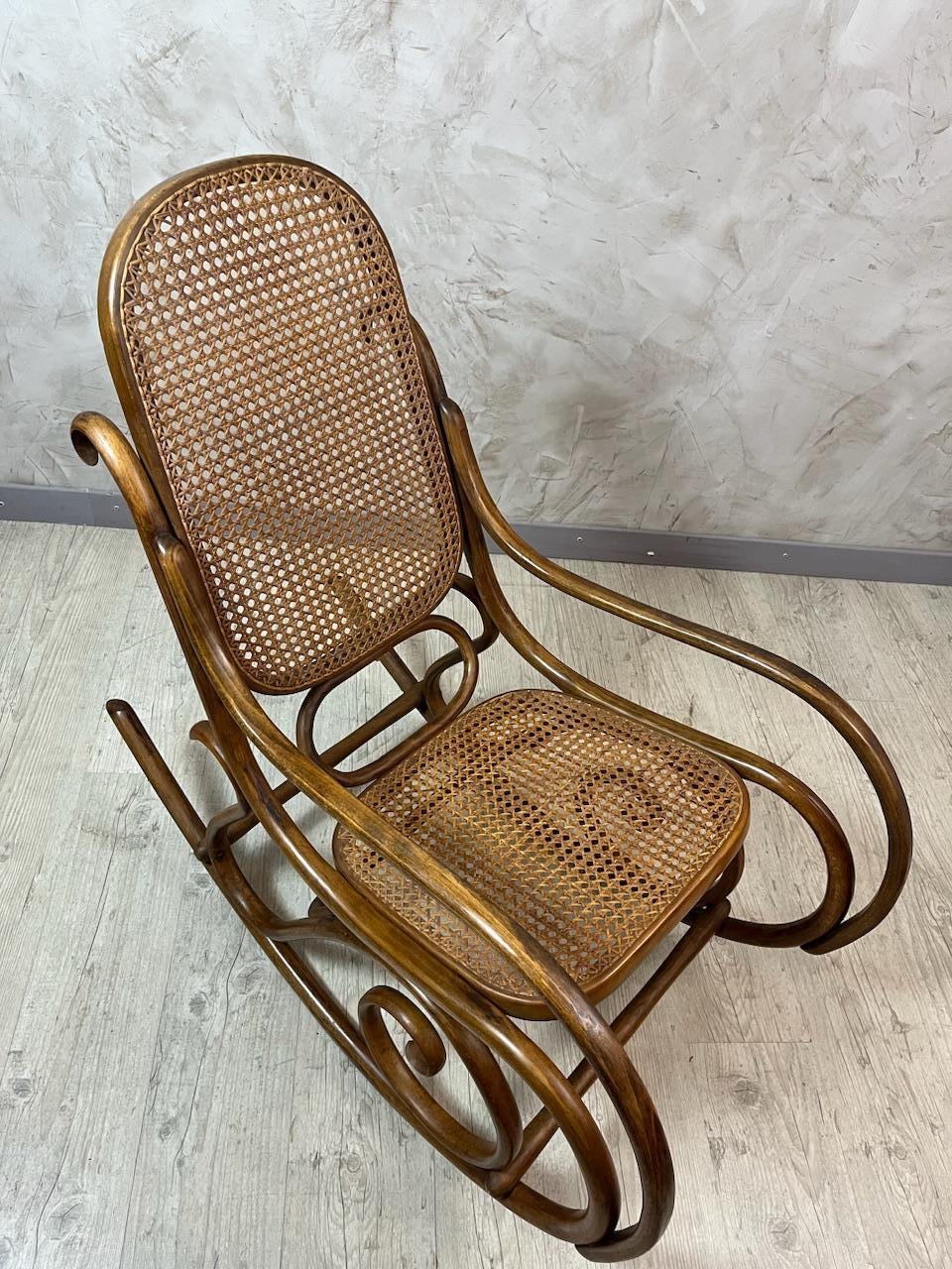 Canna Sedia a dondolo Thonet di fine Ottocento in faggio e canna, 1890 in vendita