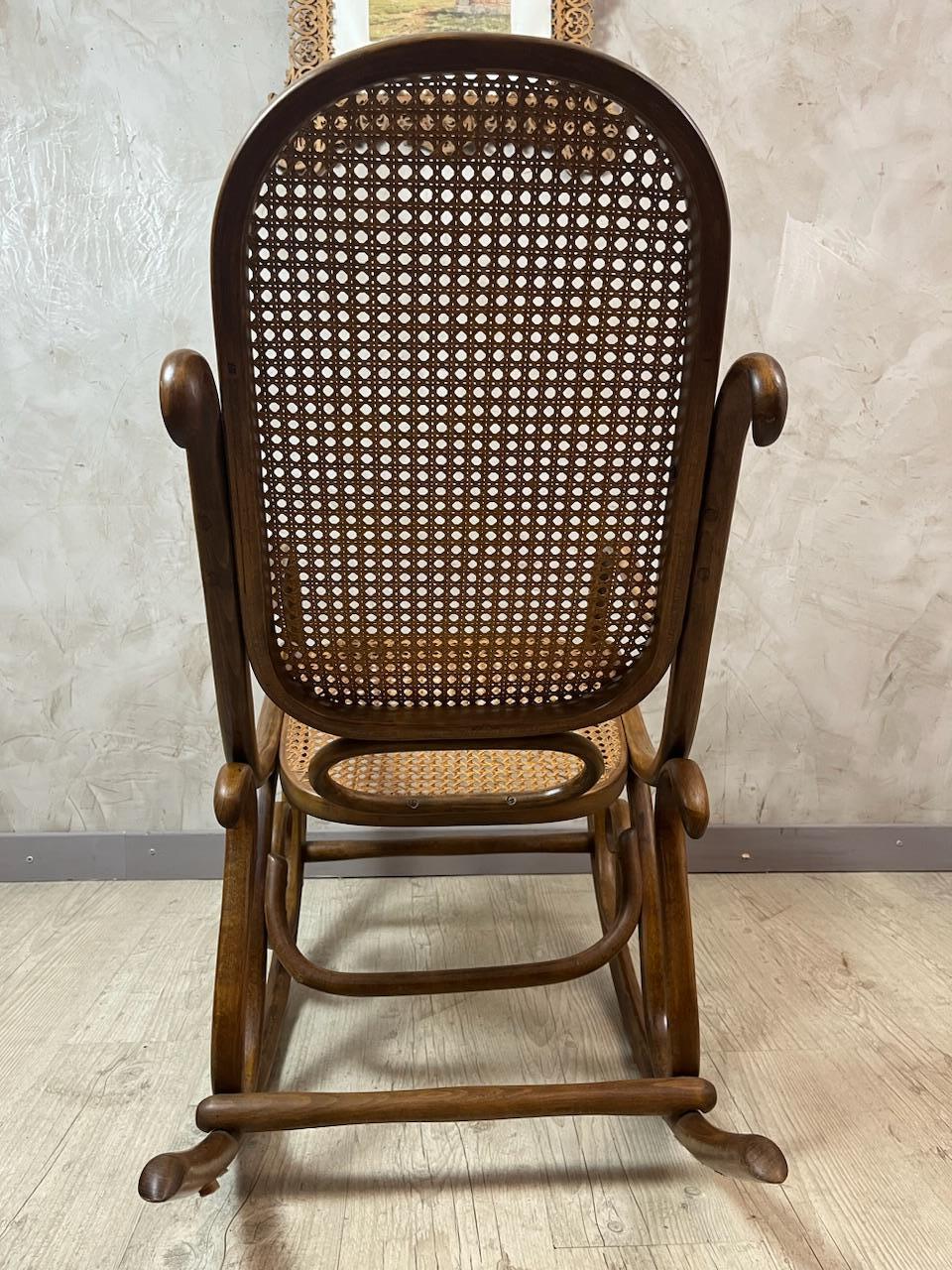 Sedia a dondolo Thonet di fine Ottocento in faggio e canna, 1890 in vendita 1