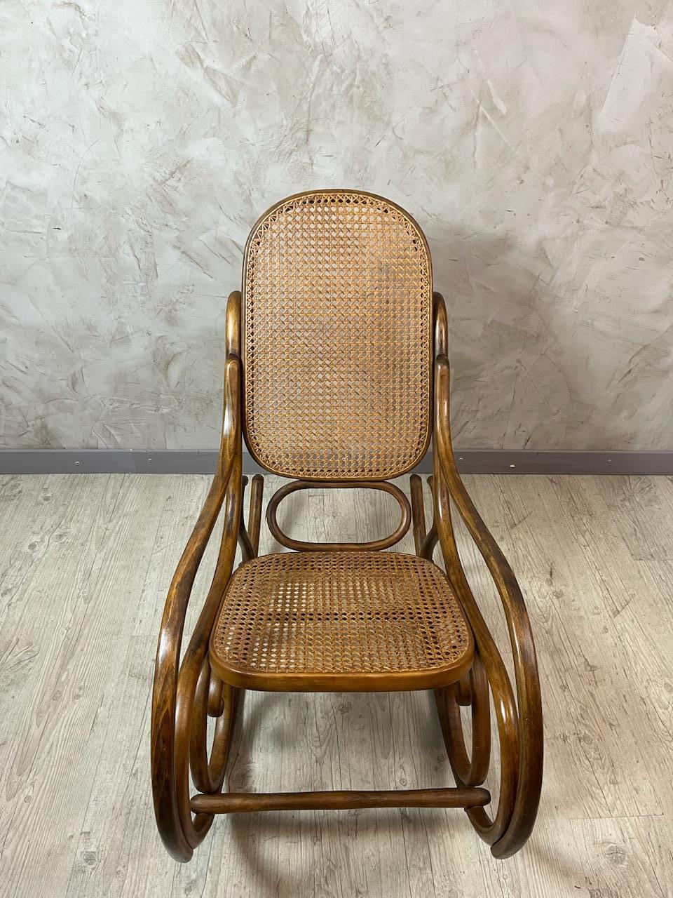 Sedia a dondolo Thonet di fine Ottocento in faggio e canna, 1890 in vendita 2