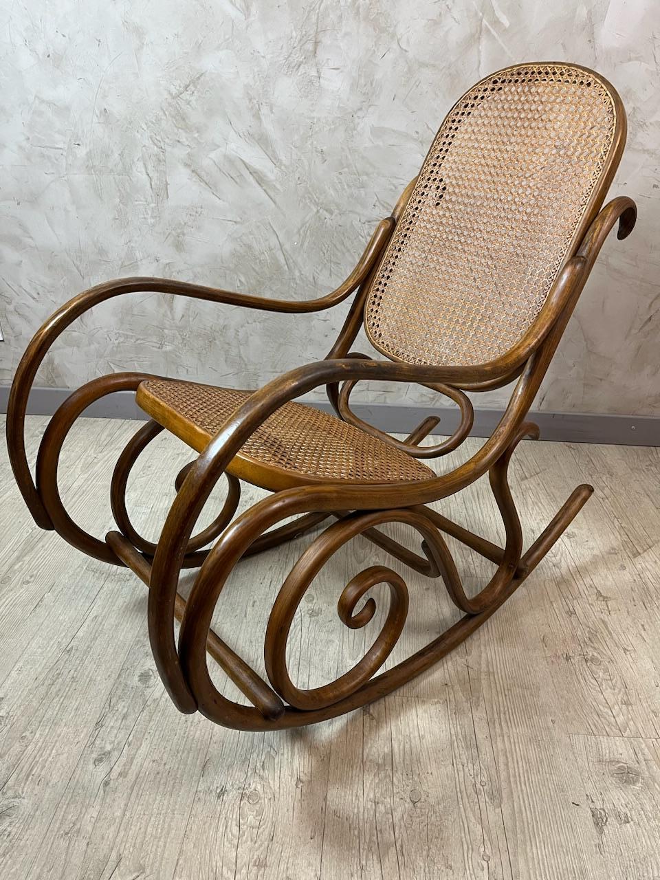 Sedia a dondolo Thonet di fine Ottocento in faggio e canna, 1890 in vendita 3