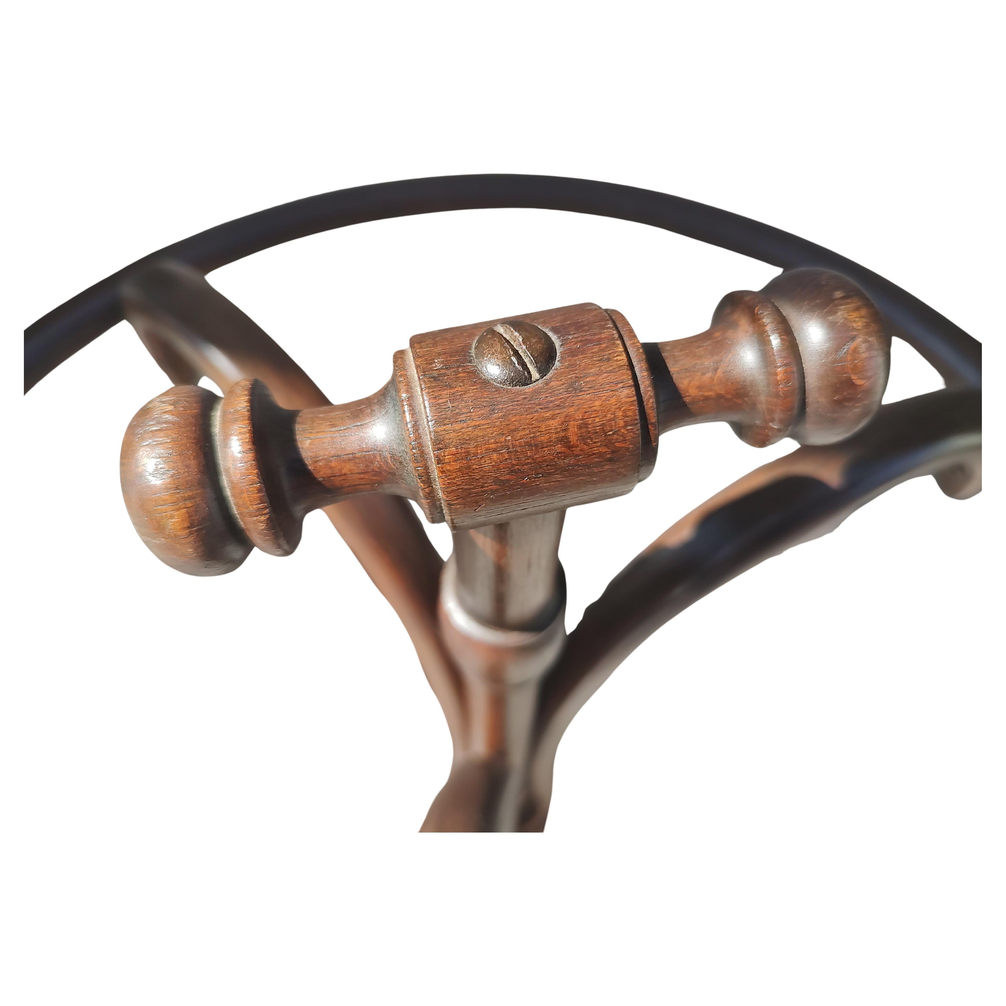 Paragüero Thonet de madera curvada de roble de finales del siglo XIX con bandeja de plomo original Artes y manualidades en venta