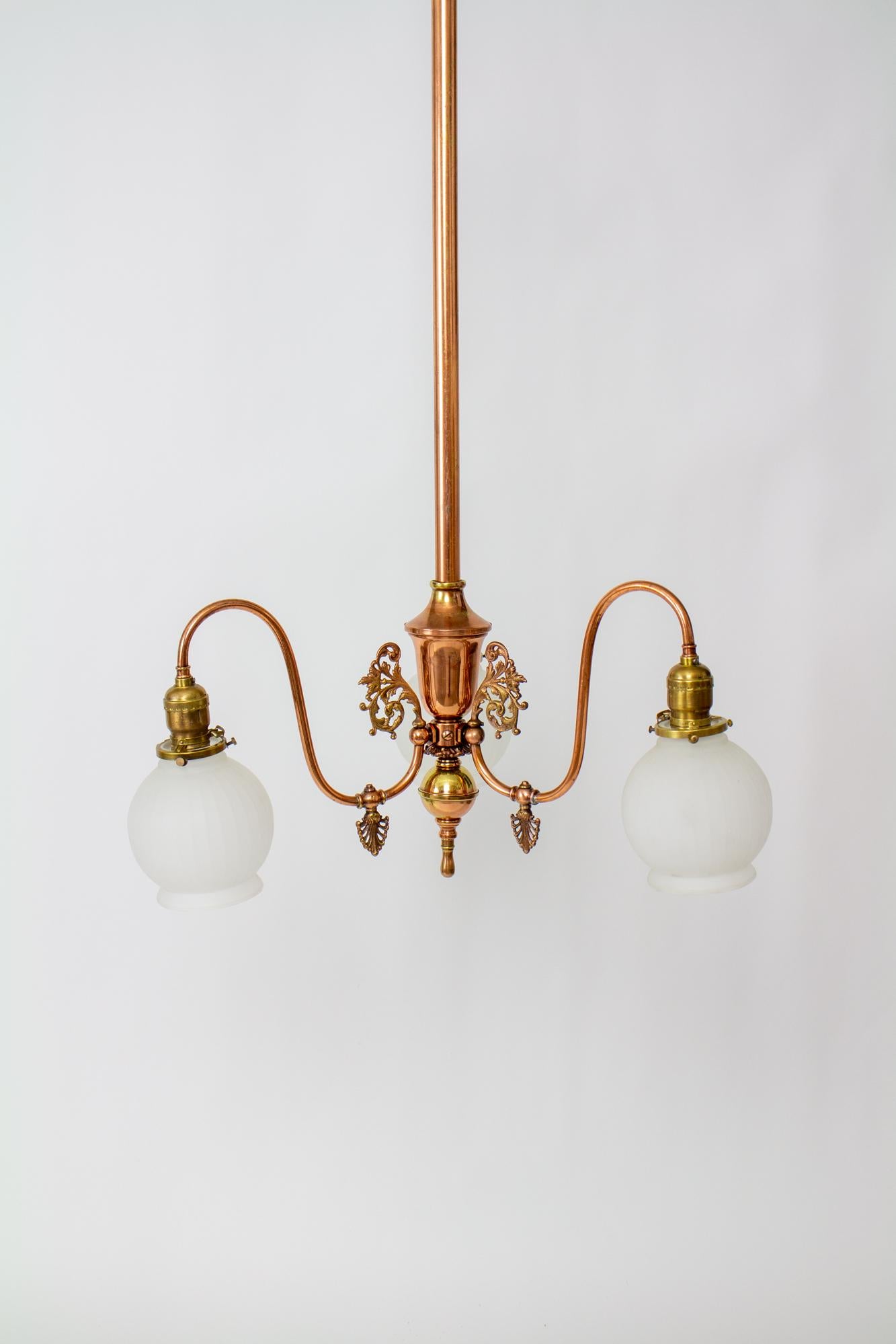 Gasolier de latón rojo de tres luces de finales del siglo XIX en venta 5